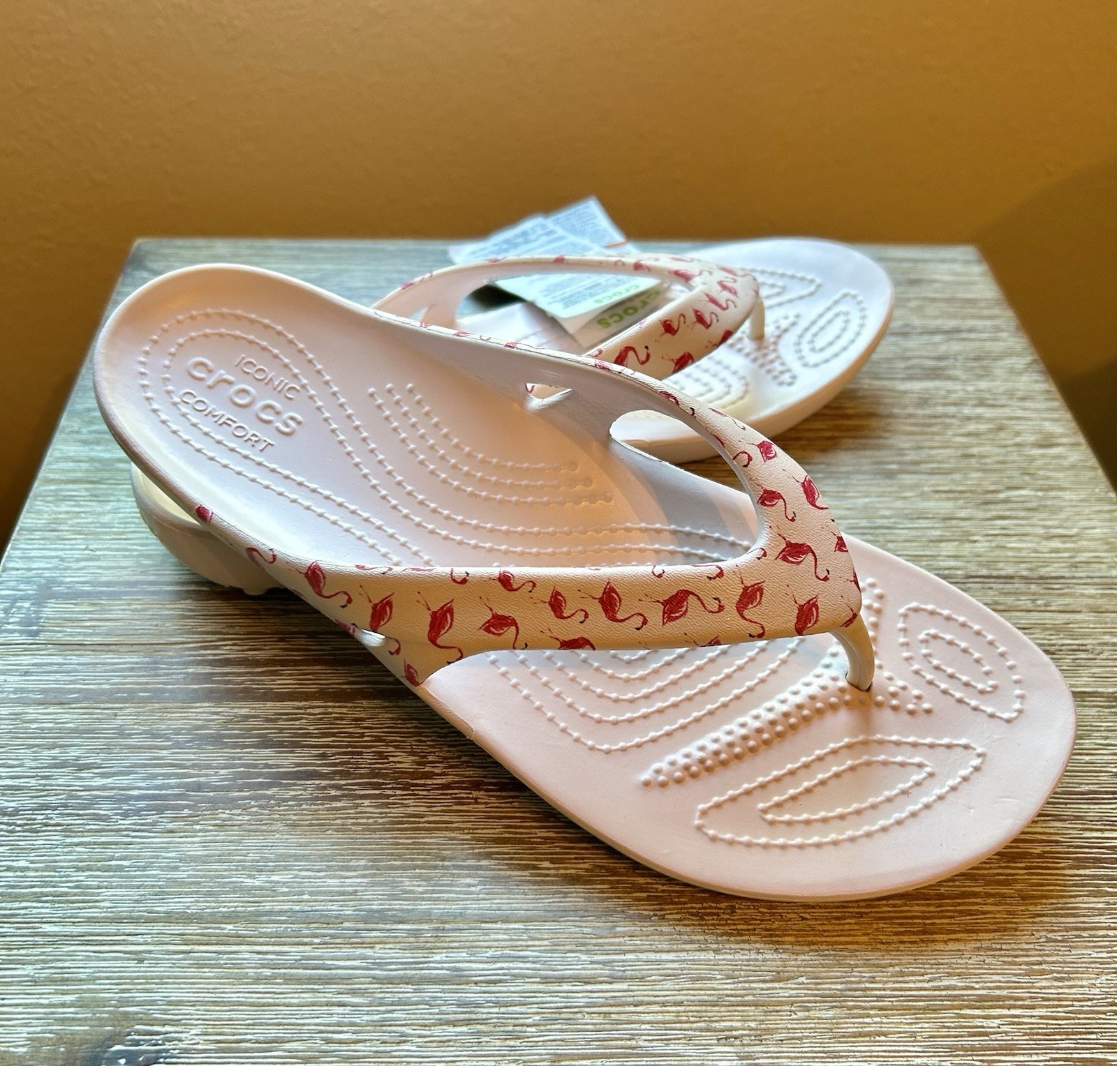 Crocs Womens Kadee II Graphic Flip Flop Sandals NEW Womens size 9 Pink Flamingo