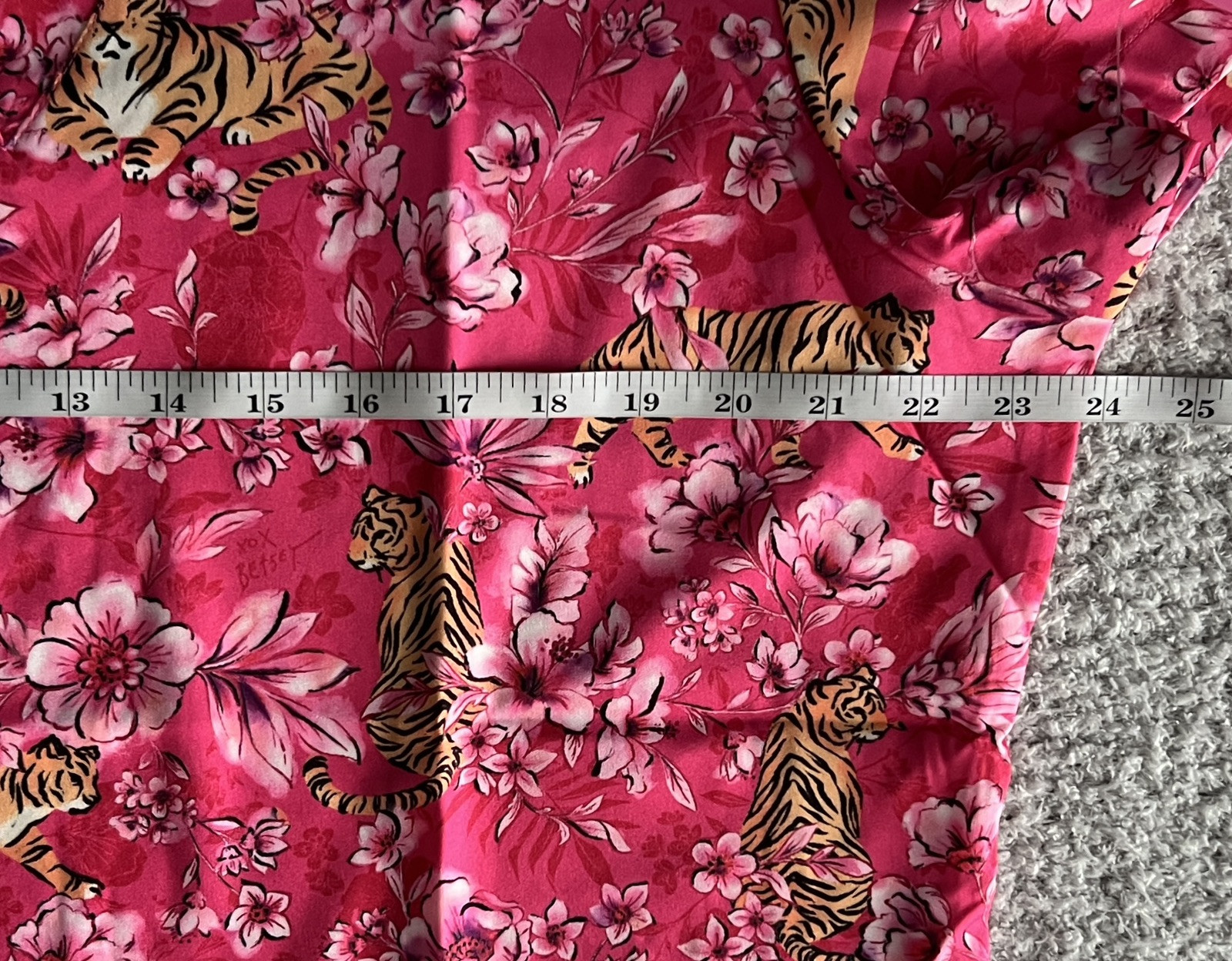 Koi Betsey Johnson Scrub Top Women’s XL Pink Tiger Babe Floral Nursing Medical