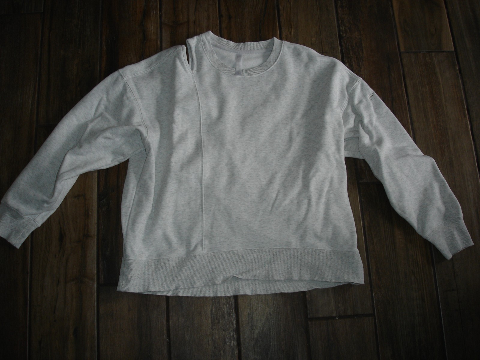 Fabletics ash gray women’s (M) medium split shoulder sweatshirt