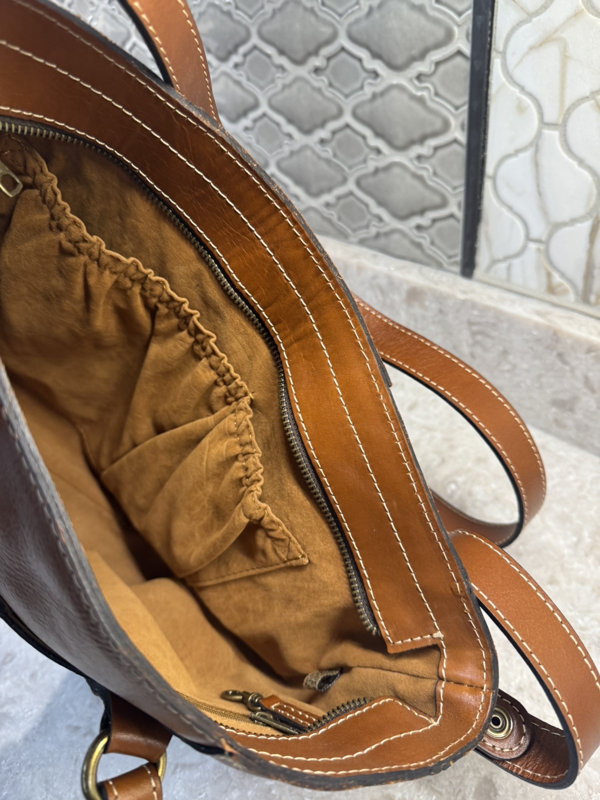 Patricia Nash Leather Tote Clean! Zip closure. Crossbody strap.