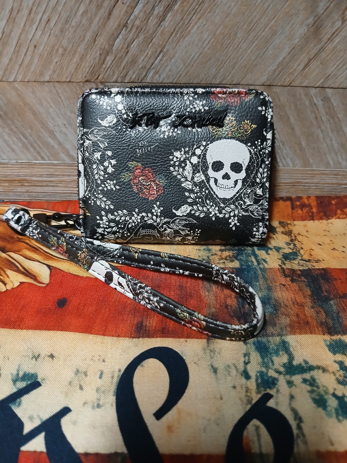 Betsey Johnson Black XO Skull Roses Wristlet Zip Wallet Purse NWT