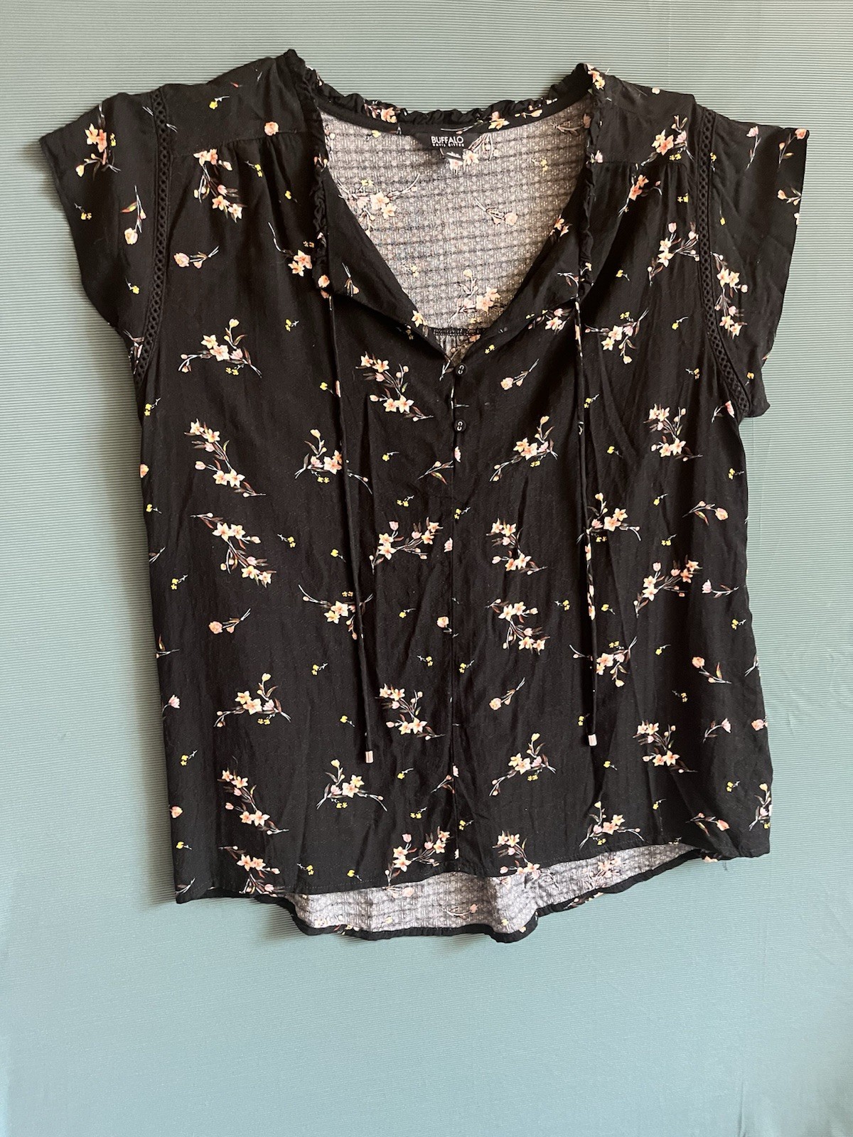 Buffalo David Bitton Women’s L Regular Black Floral V-Neck Cap Sleeve Blouse