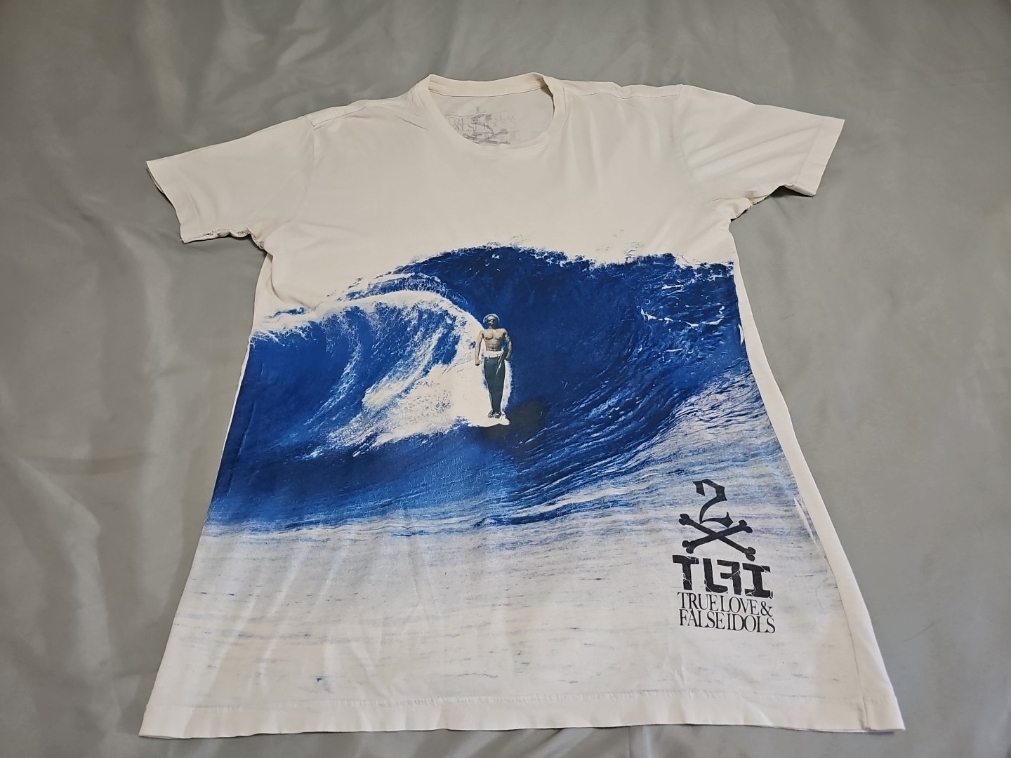True Love & False Idols Painted Feel Muscular Wave Rider Distressed Tshirt L