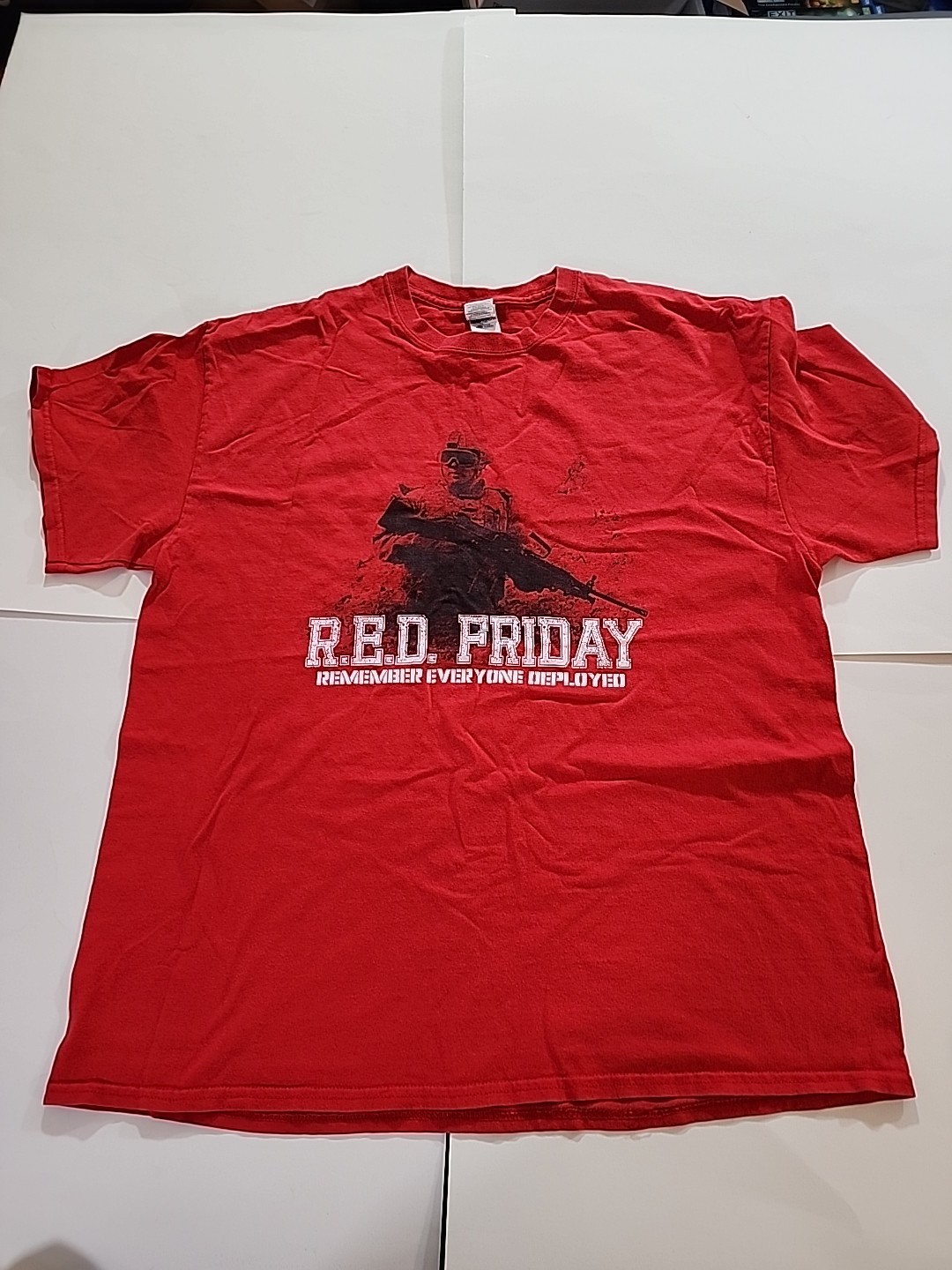 Vintage Gildan Mens XL Red Red Friday Remember Everyone Deployed Military Shirt