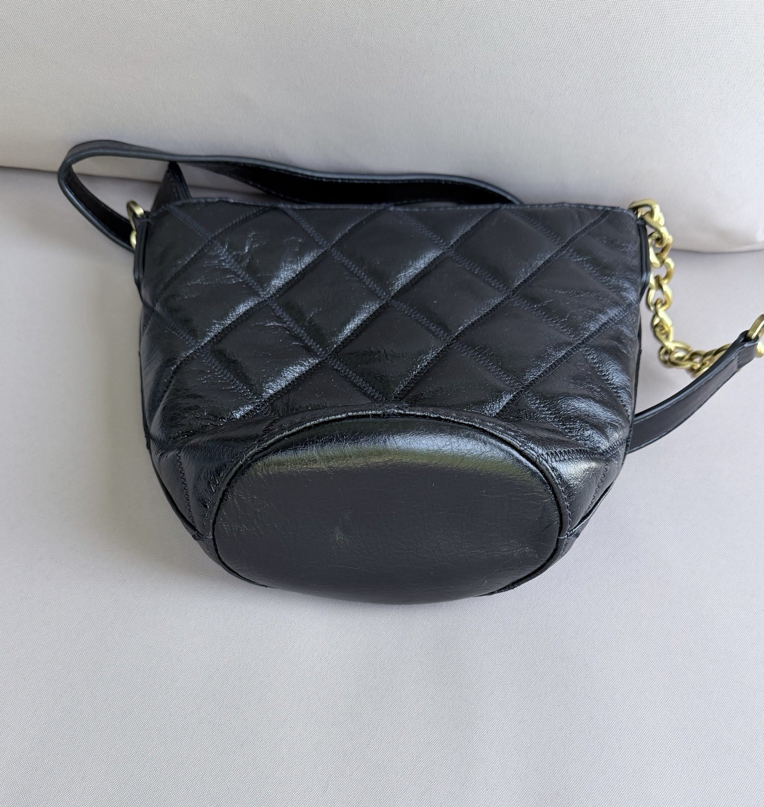 DKNY Small Black Quilted Crescent Crossbody Zip Gold Chain Strap Dust Bag