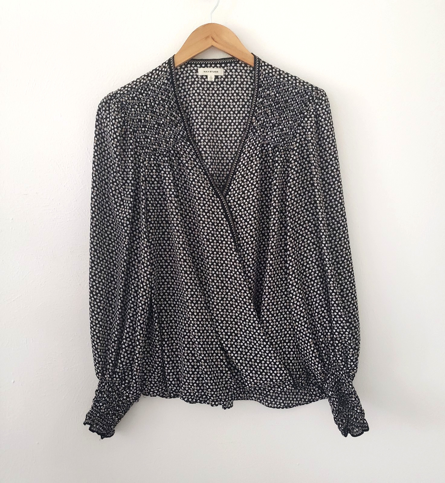 Max Studio Womens Large Long Sleeve Wrap V-Neck Black White Blouse Shirred Cuffs