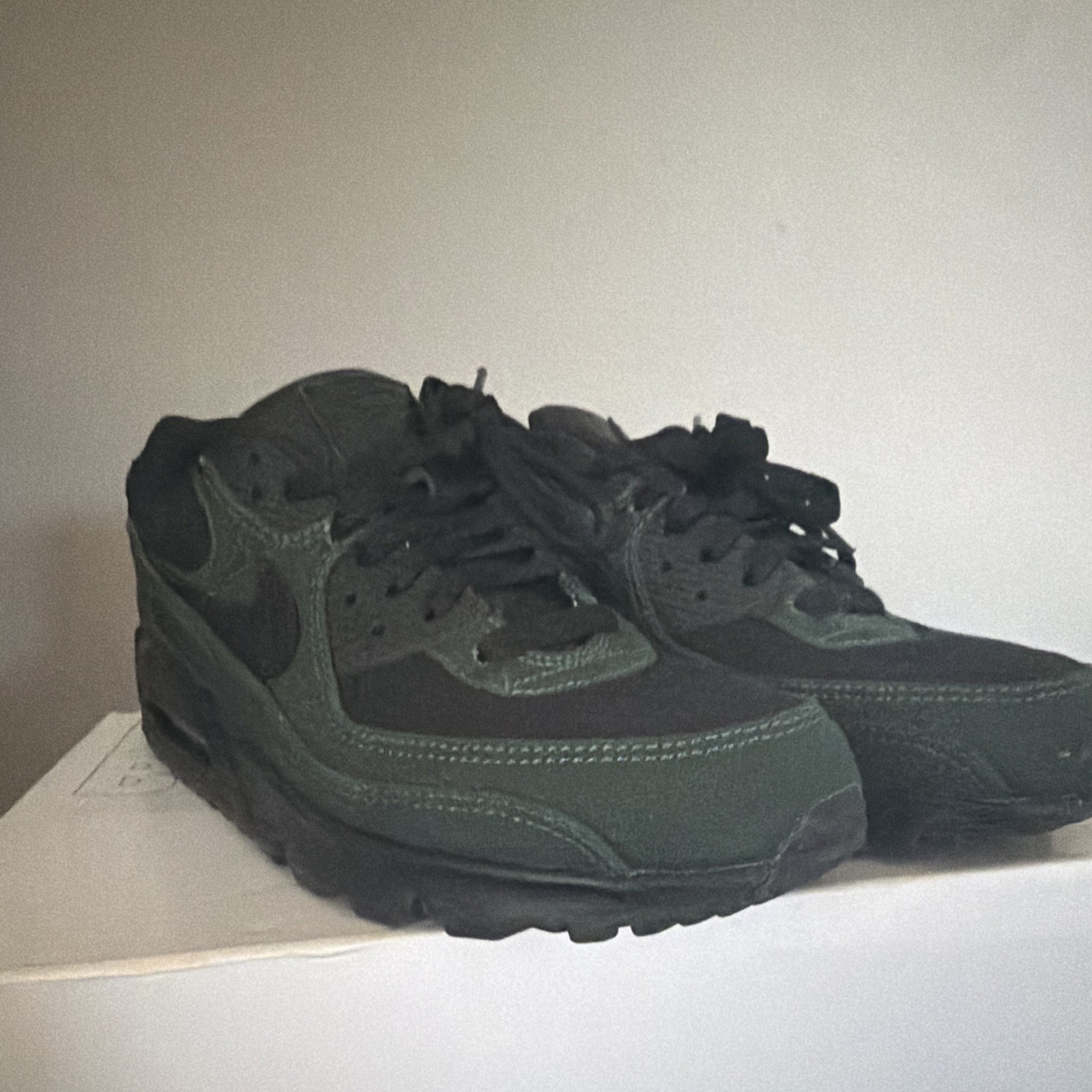 Nike Men’s Low Top Lace-Up Athletic Sneakers Black/Green DZ3649-900