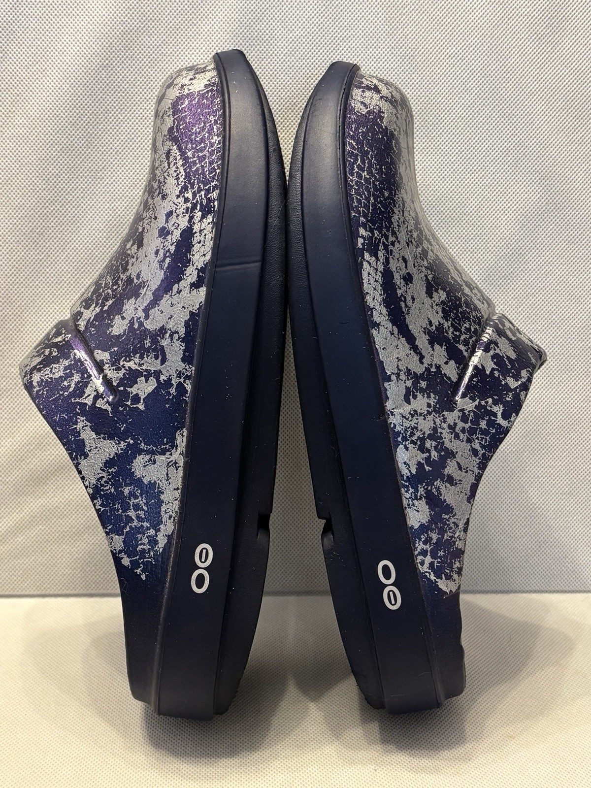 Oofos Oocloog Shoes Womens 9 Blue Silver Snakeskin Recovery Comfort Clogs