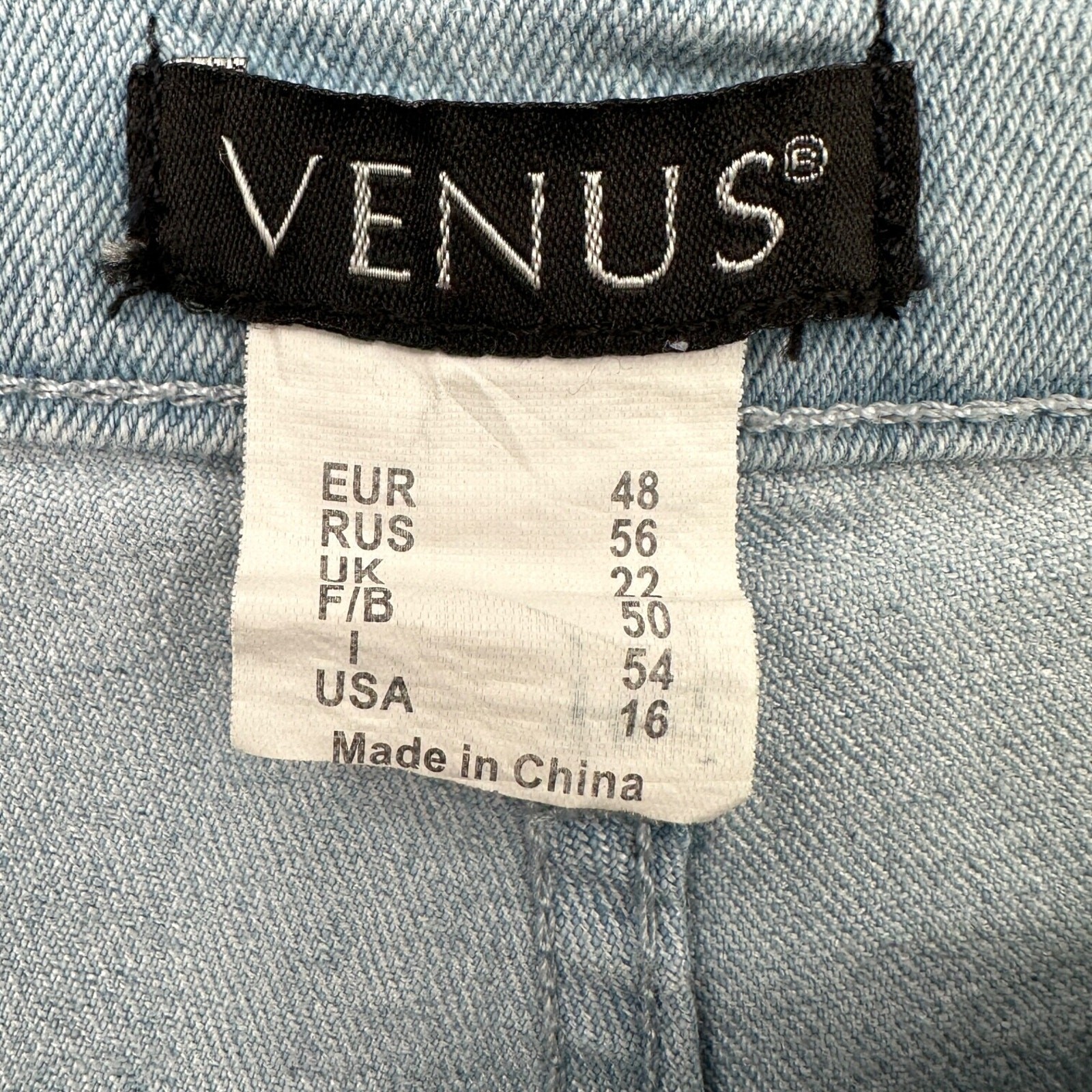 VENUS Light Blue 5-Pocket Diamond Button Closure Zipper Fly Jeans Size USA 16