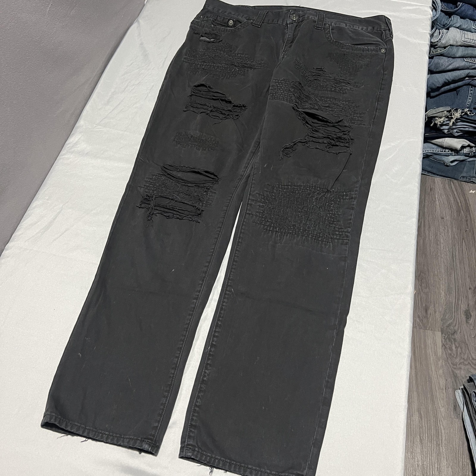 True Religion Geno Relaxed Straight Jeans Mens 38×32 Black Dark Wash Distressed