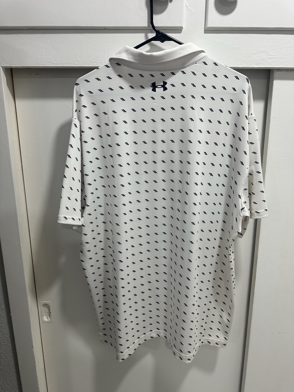 Under Armour Men’s The Playoff Polo Shirt White With Blue Geometric Pattern 2XL