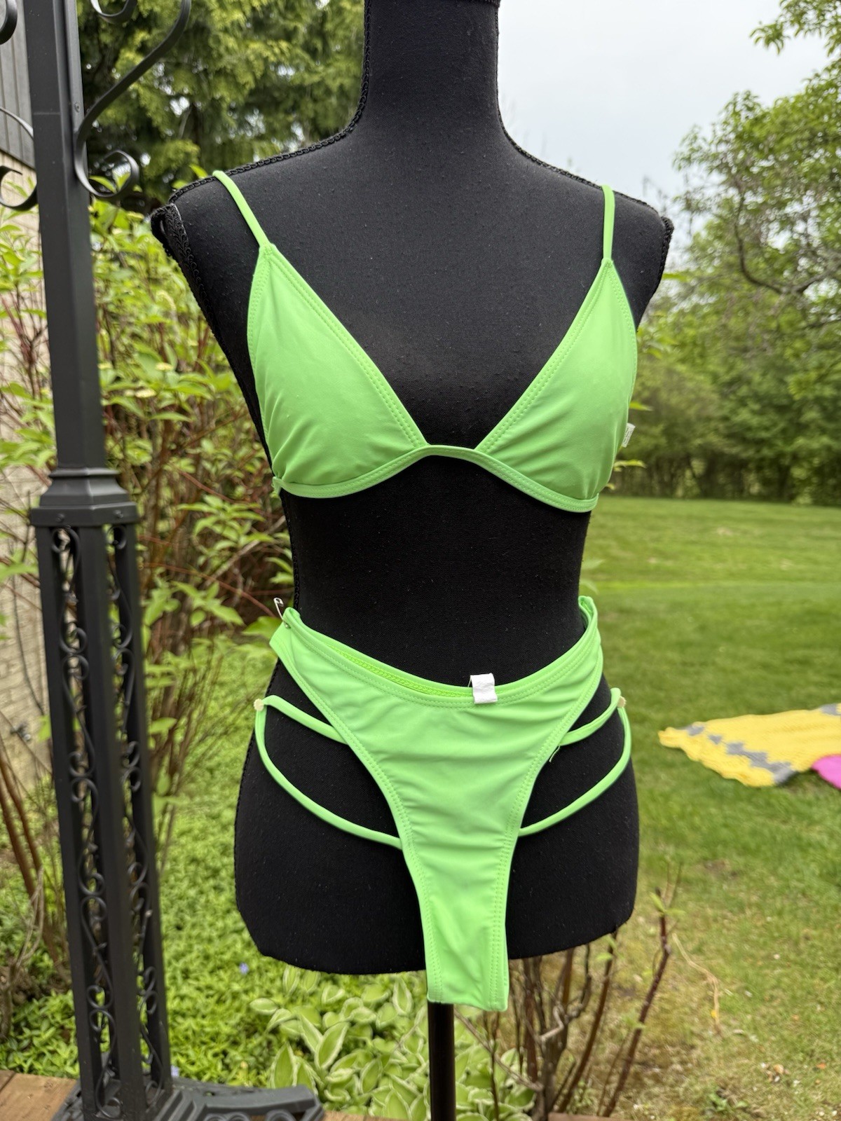 Neon Green Strappy Bikini Set size M 80% nylon 20% spandex pre-owned + Gift
