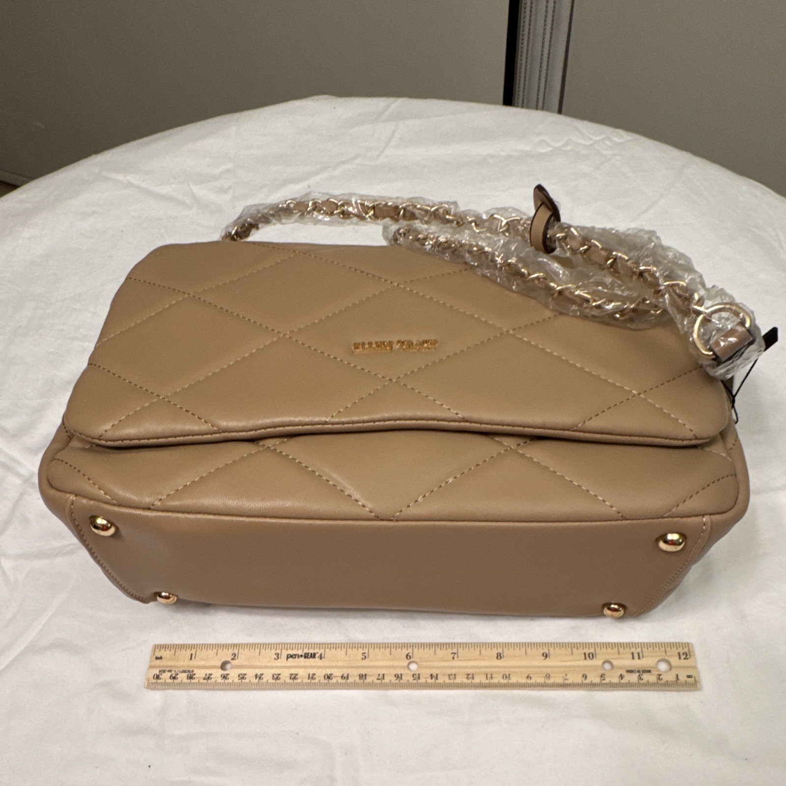 Ellen Tracy Beige Quilted Shoulder Bag Magnetic Closure Lined Pockets Gold
