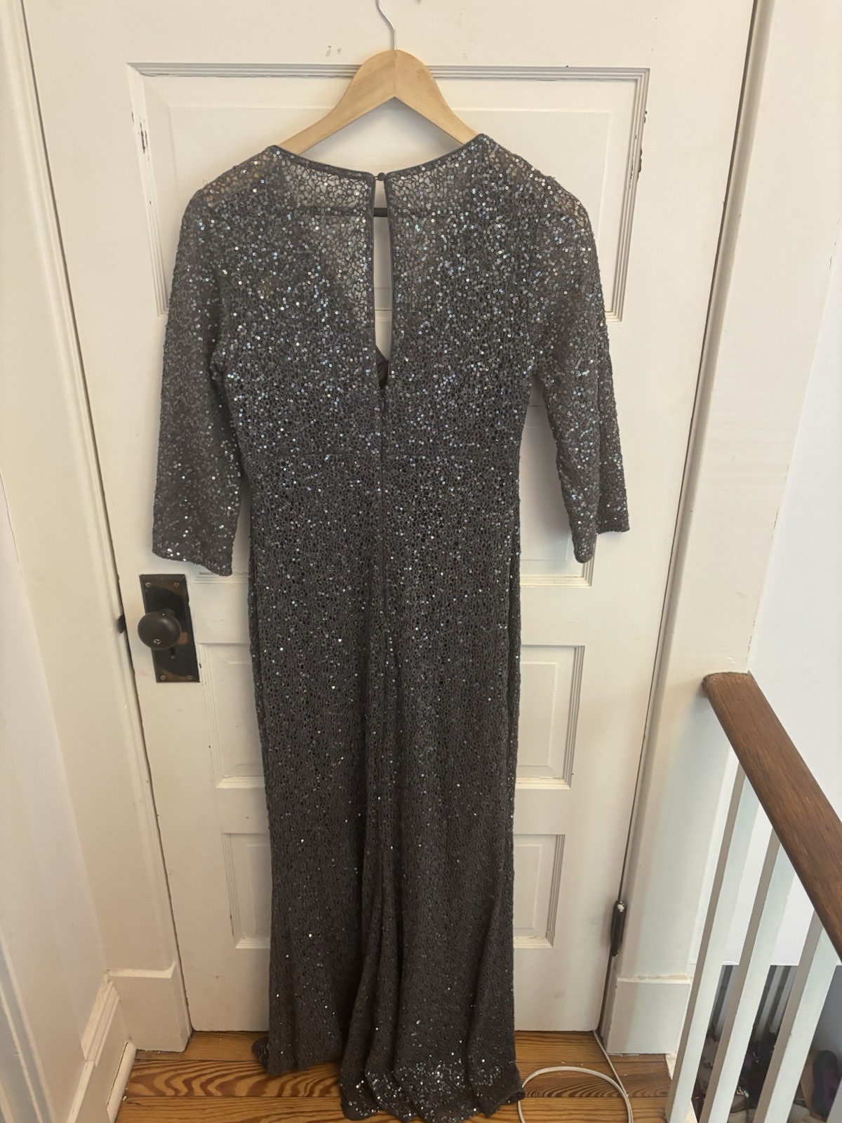 Kay Unger Women’s Silver Sequin Gown V-Neck 3/4 Sleeve Formal Size 6 $400