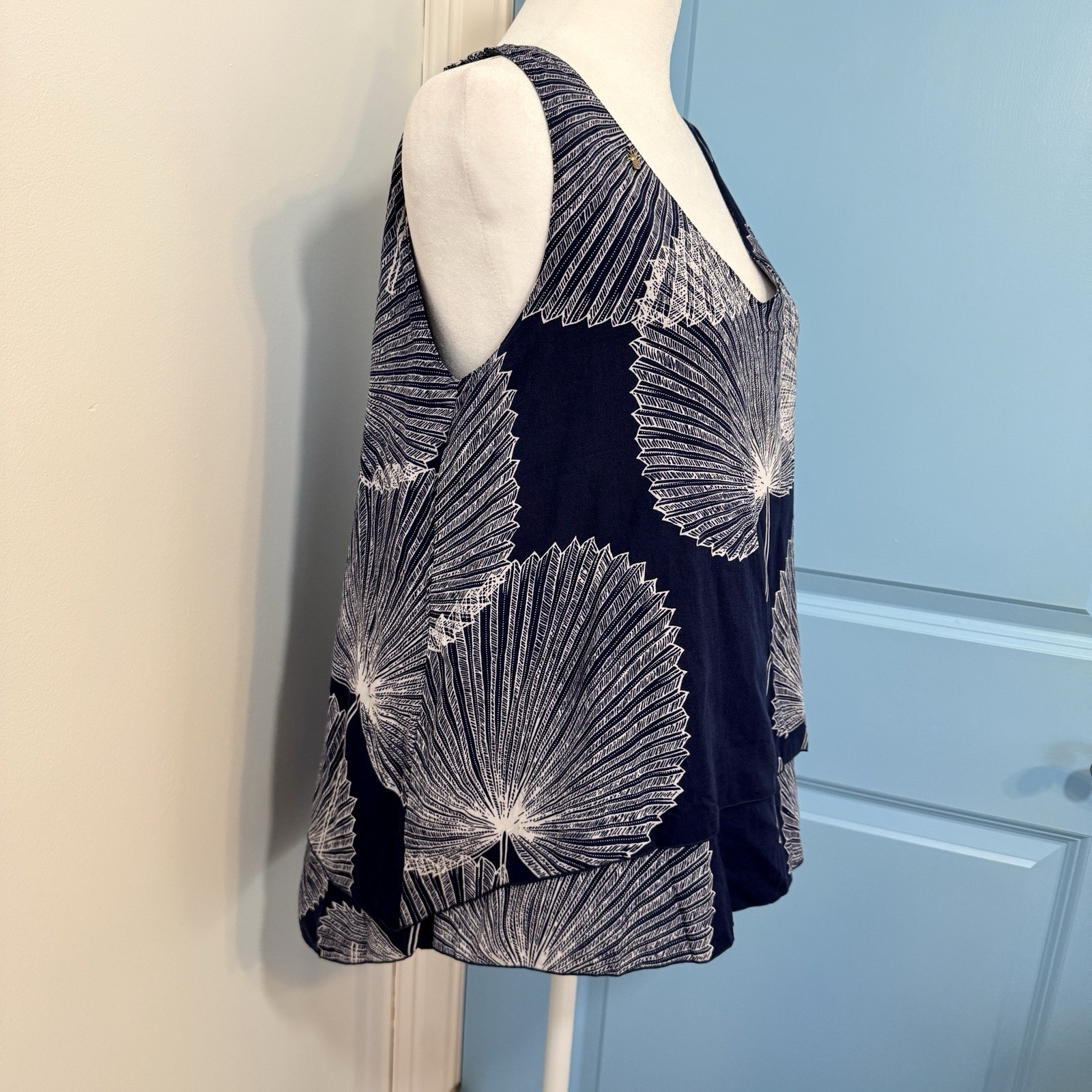 Pineapples Hawaii Sleeveless Blouse Tank Top Navy Tropical Leaf Print Women’s M