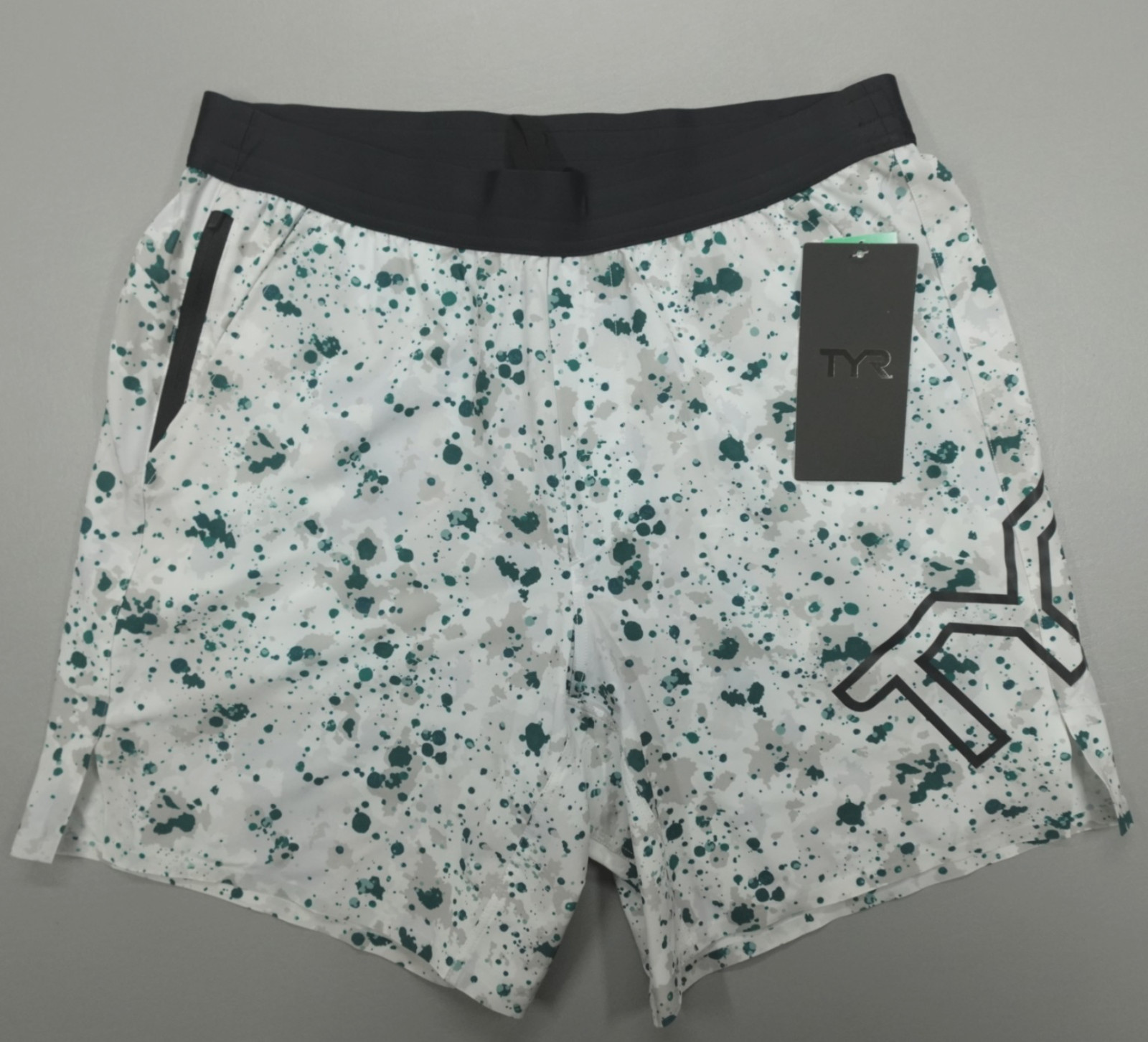 TYR Unbroken Shorts 7” Lined Men’s Size M Athletic Fit Colorful DWR Stretch