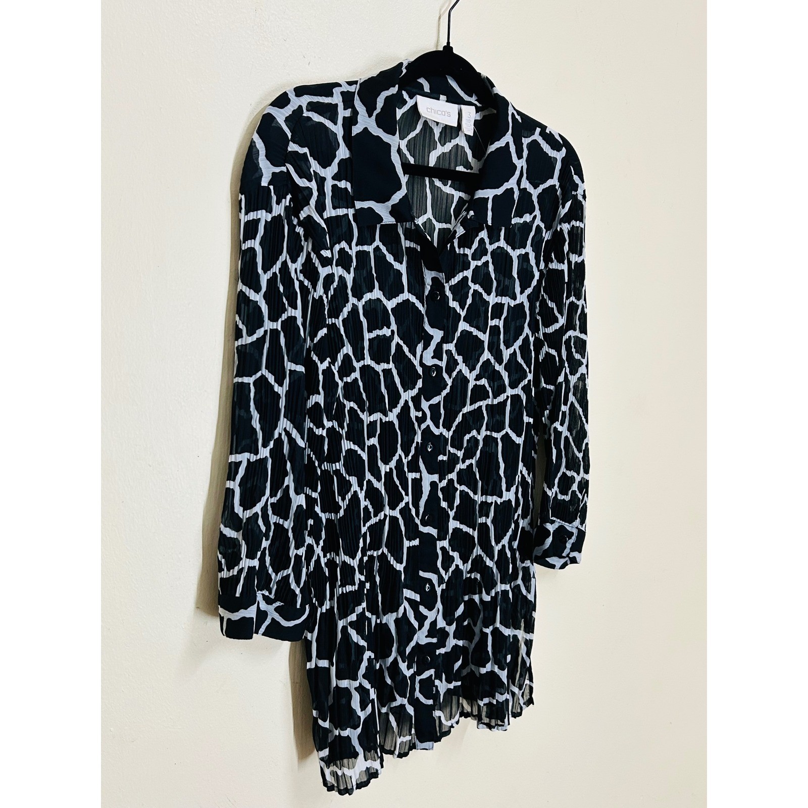 Chico’s Button Front Tunic Womens 3 Black White Excellent Giraffe Pleated Top