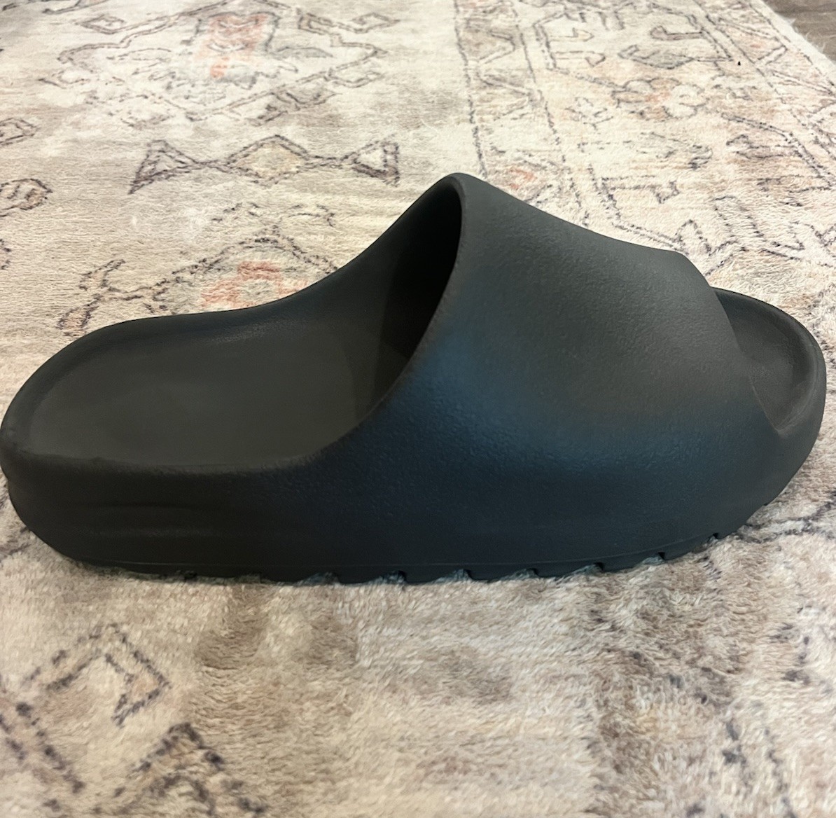 Adidas Yeezy Men’s Black Slide Slightly Used Good Condition