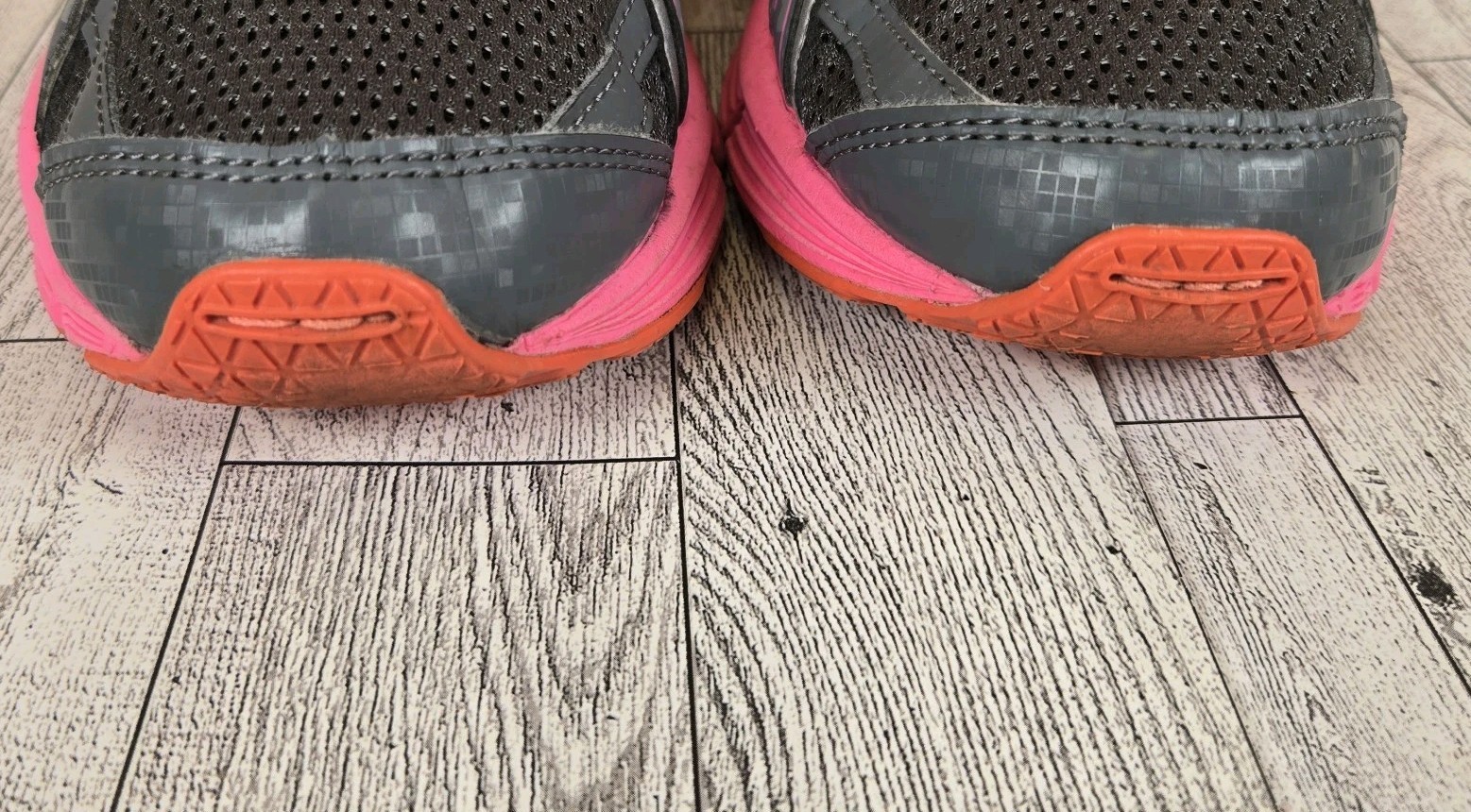 Asics Womens Gel Extreme 33 Gray Pink Camo Running Shoes Sneakers Size 6.5 EUC