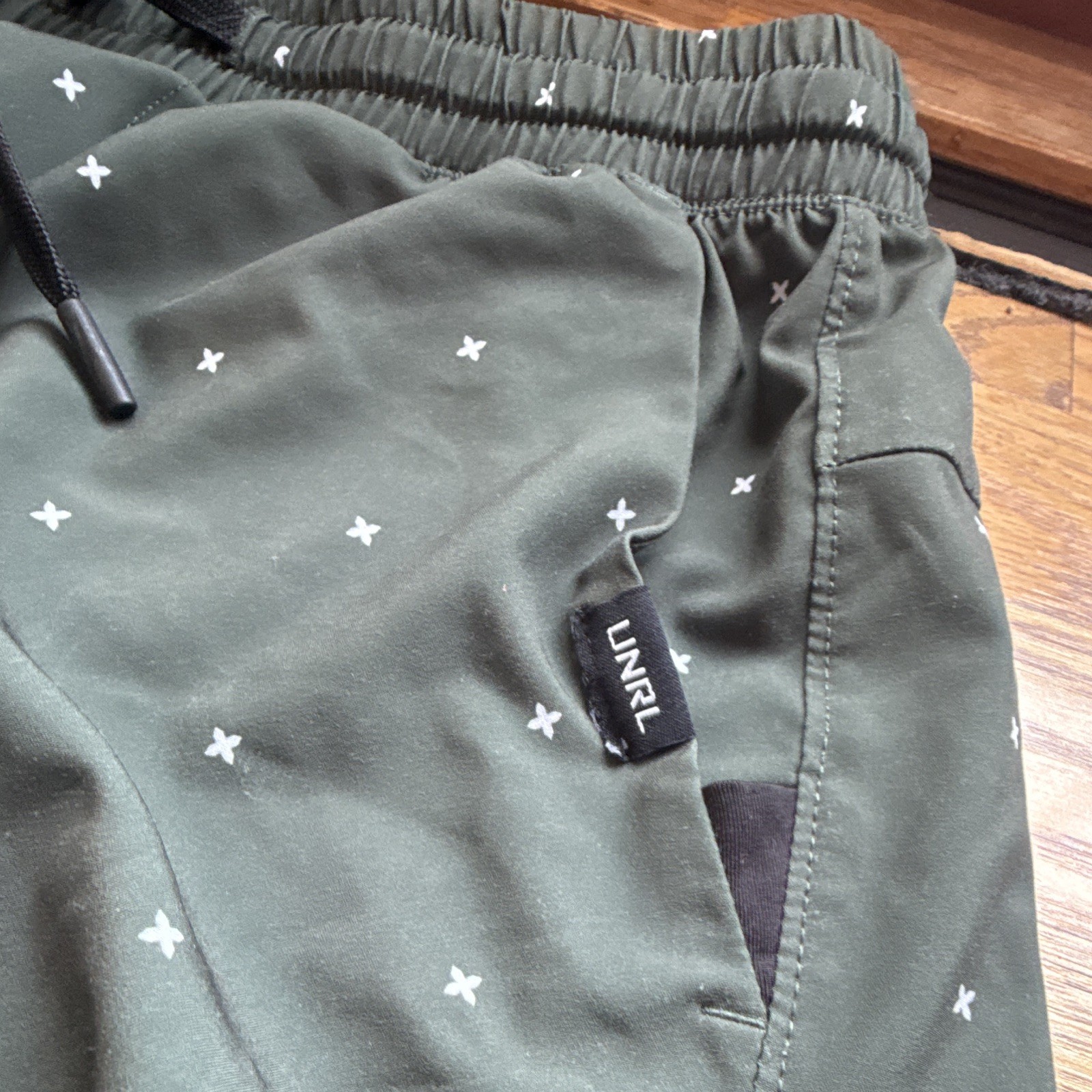 UNRL Men’s Green Geometric Shorts Size S Regular Drawstring Elastic Waist Lined