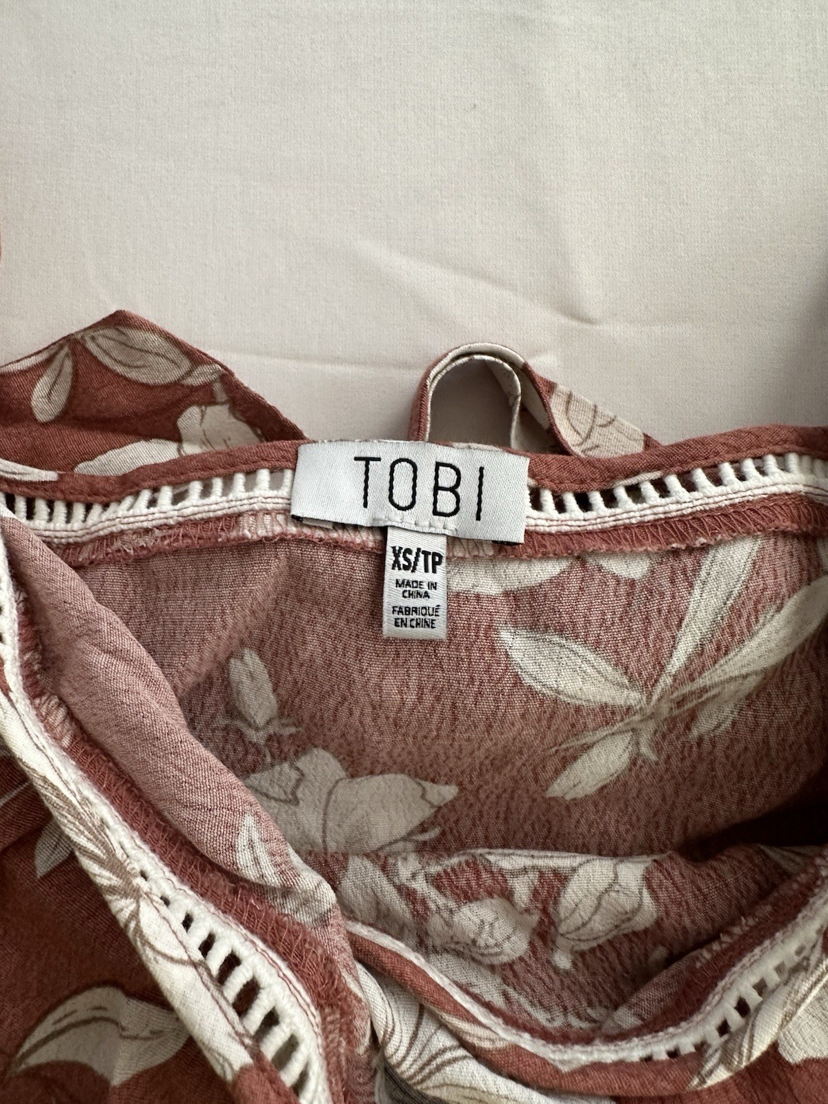 TOBI XS Brick Red/White Floral Wrap Ruffle Tie Cropped Spaghetti Strap Top