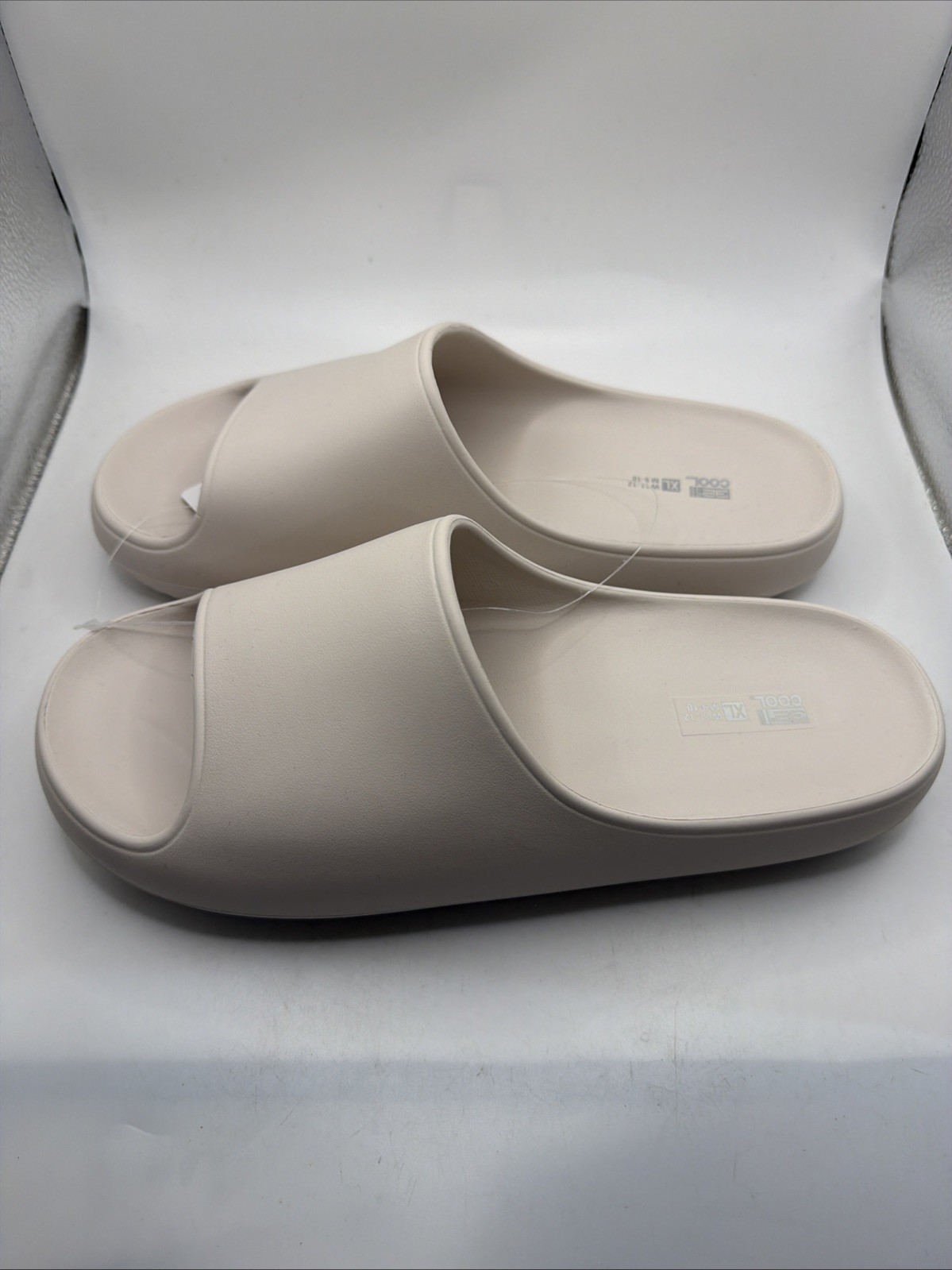 32 Degree Cool Cushion Slide, Wear anywhere, X-Large White. W 11-13, M 9-10