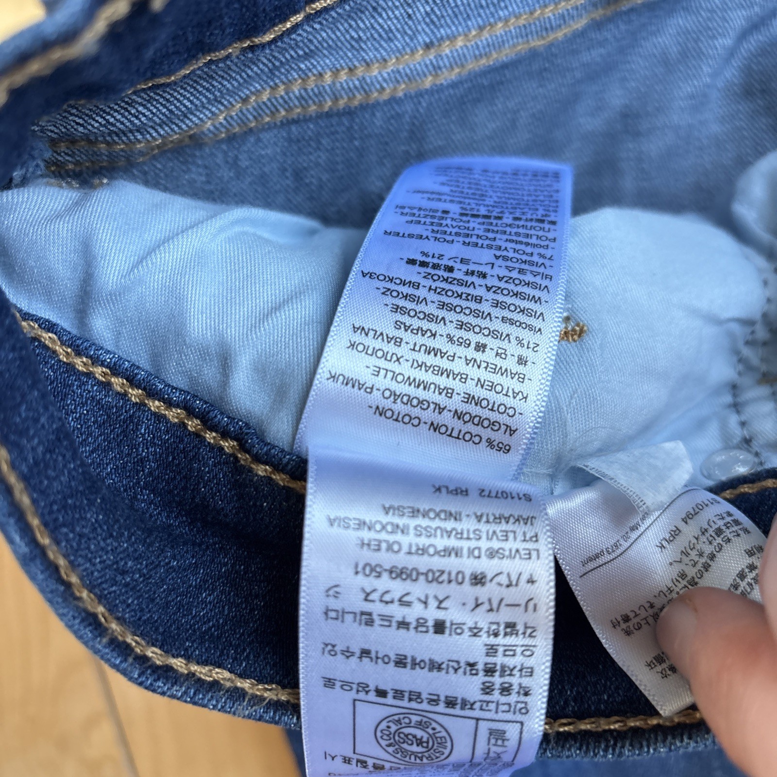 NWT Levi’s 311 Shaping Skinny Jeans Women’s Size 34Wx30L Dark Wash Distressed