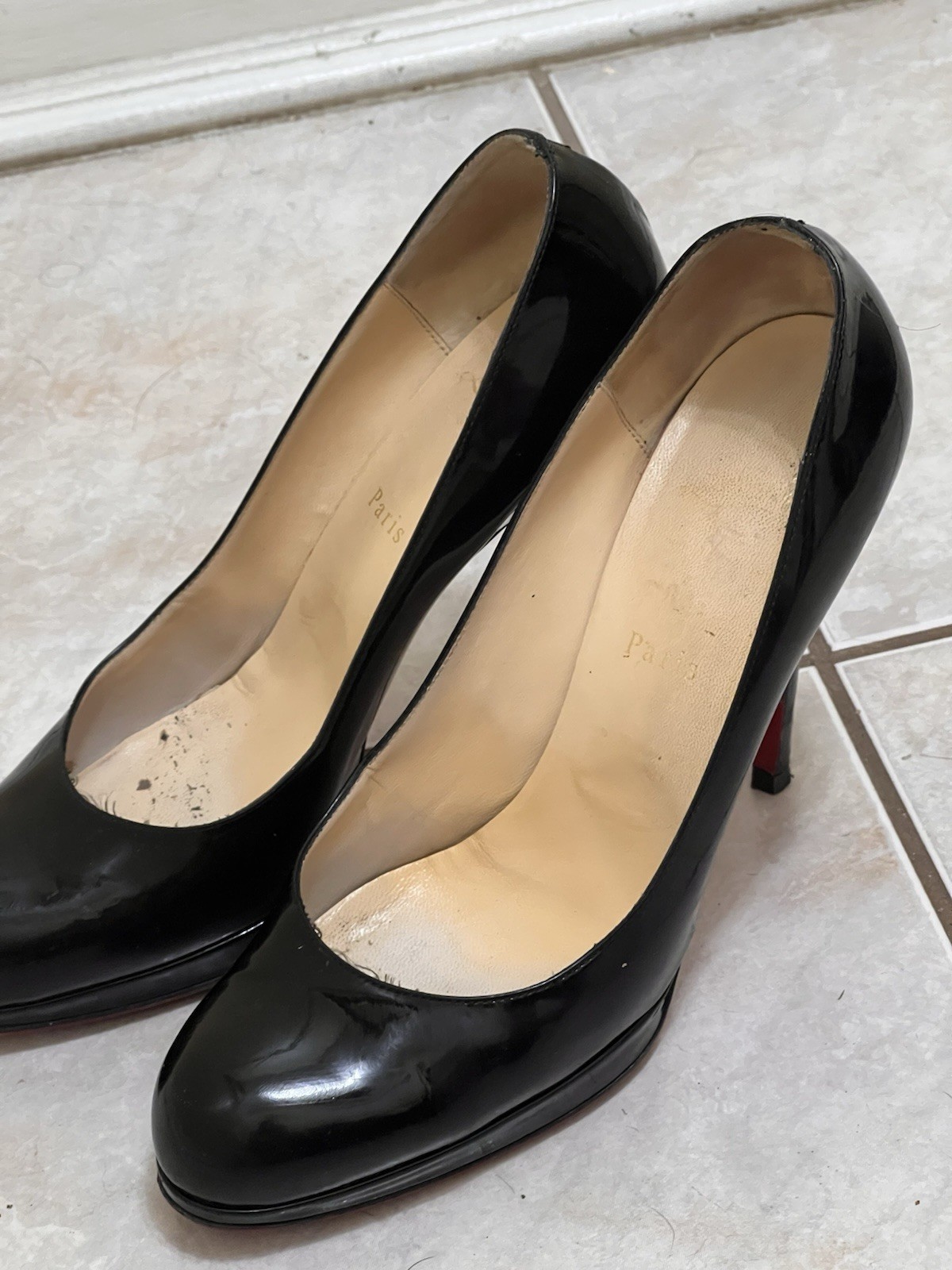 Christian Louboutin Black Patent Leather Pumps Almond Toe EU 40.5 Red Sole