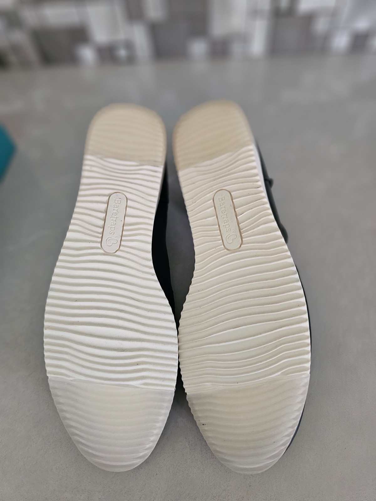 Womens baretraps size 8 black new in box