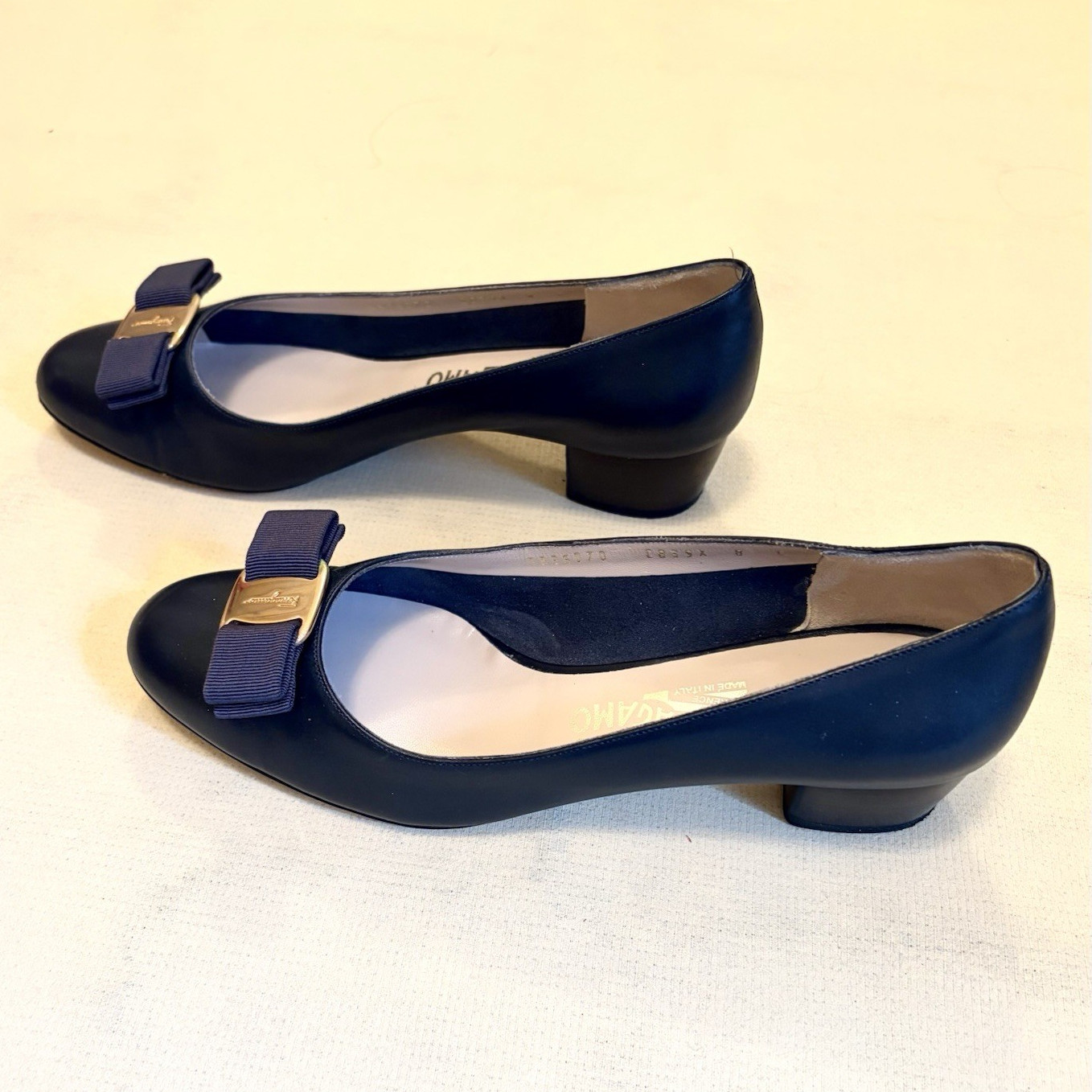 Salvatore Ferragamo Navy Leather Vara Bow Pump Heels Round Toe 8 Original Box