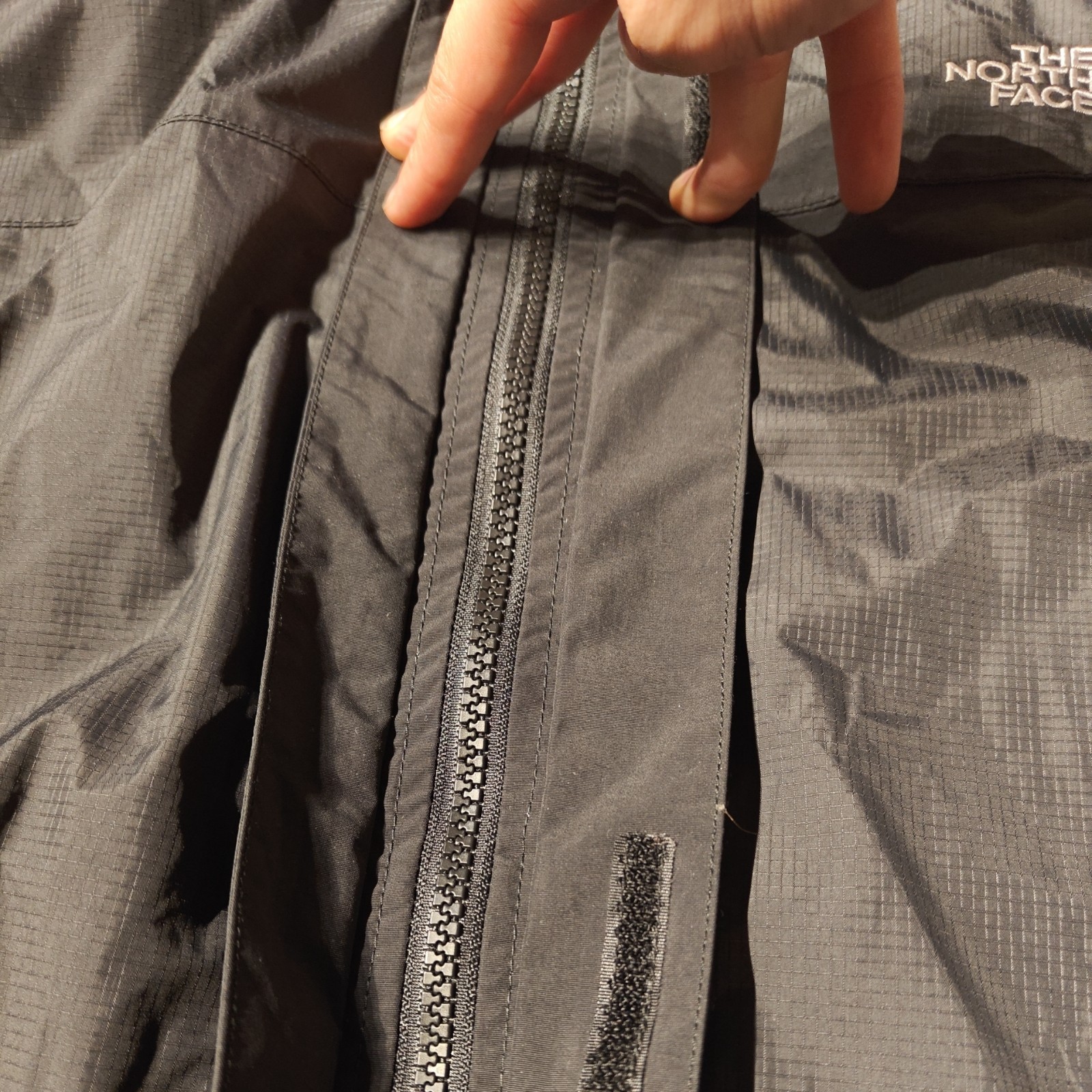 The North Face HyVent 2.5L Rain Jacket Mens L Black Hooded Waterproof Shell