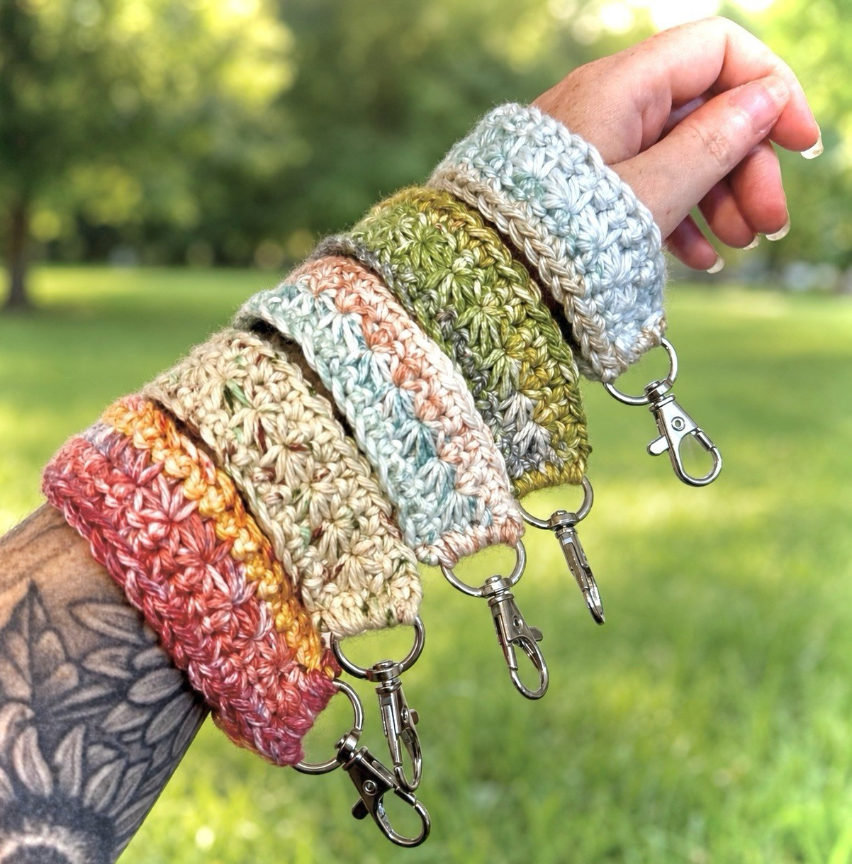 Handmade Crochet Wristlet Key Chain Yarn/Metal blue white