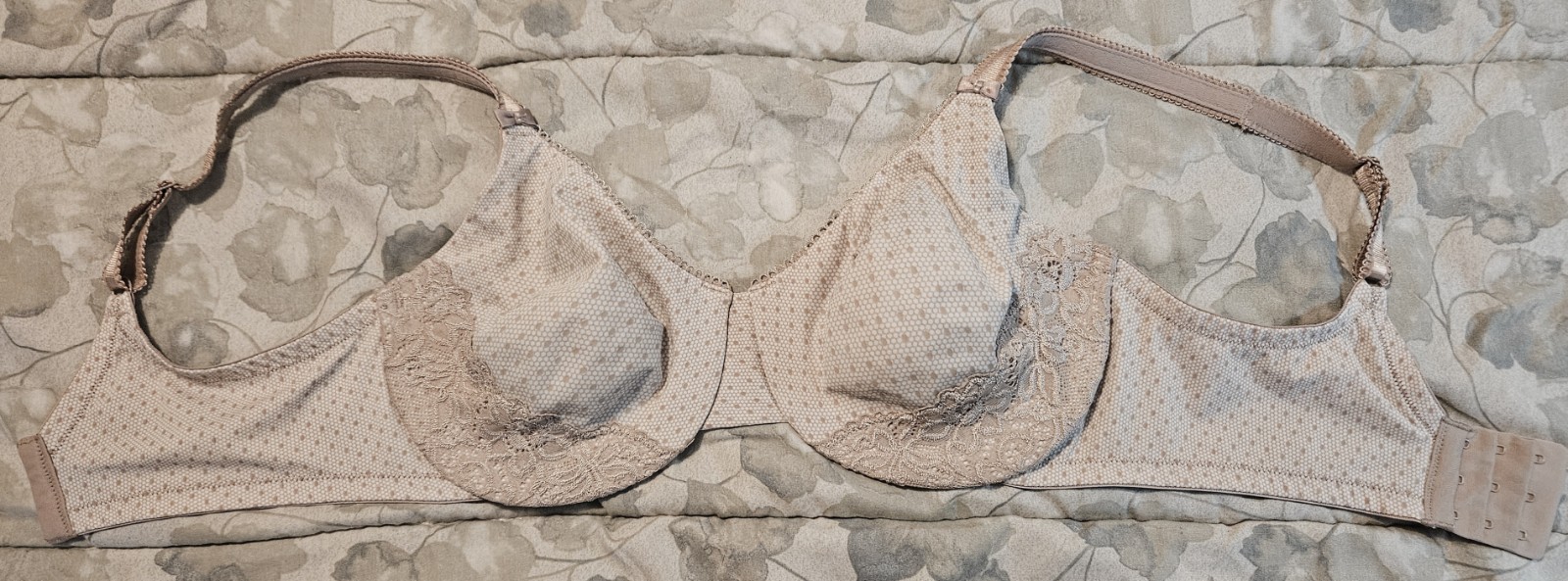 Olga Luxury Lift Full-Coverage Bra 35063 36DD Bra Beige w Lace Accents Soft Cup