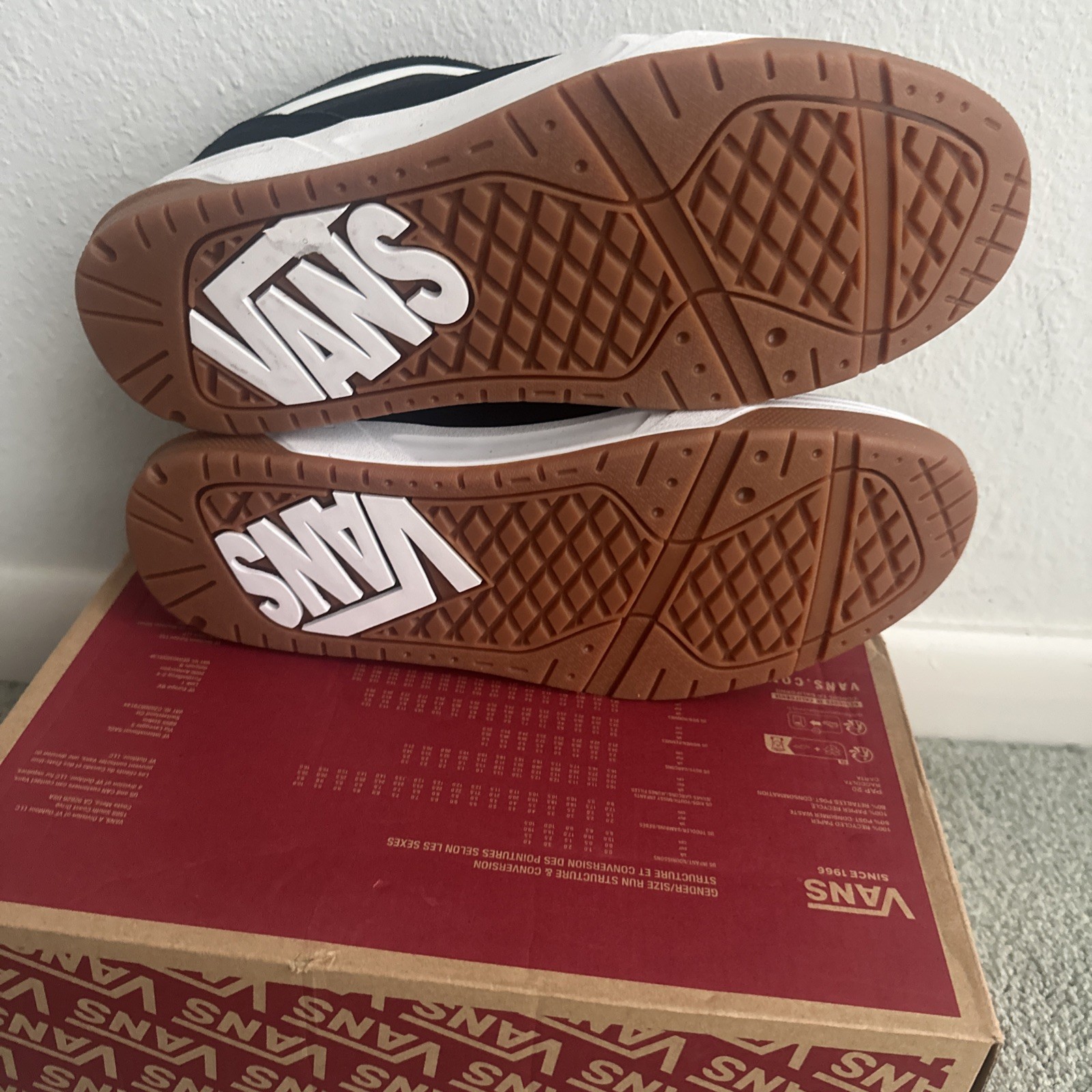 VANS Hylane Skate Shoes VN0000D81 Black White Suede/Gum Men’s Size 8.5 BNIB
