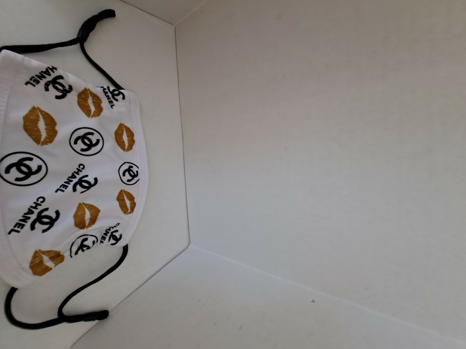 Adjustable re- usable face mask with filter pocket 