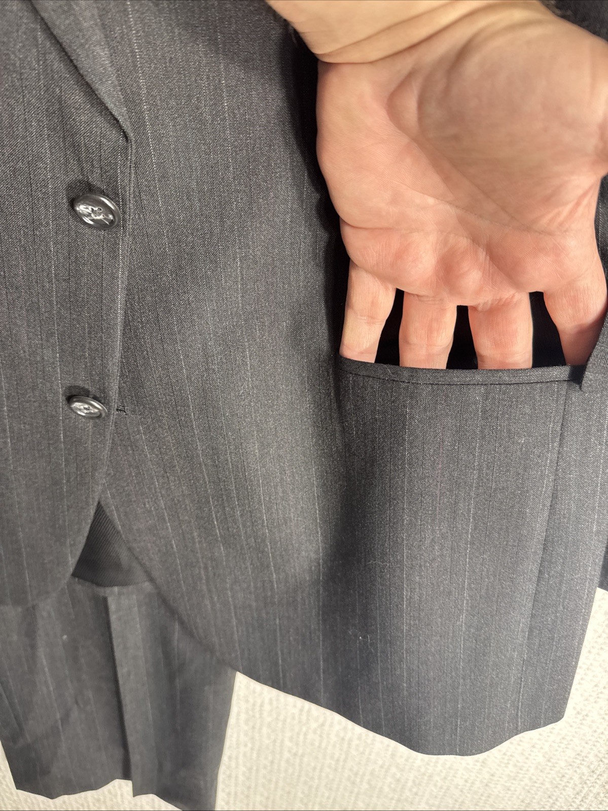 Vintage Hart Schaffner Marx 44R Relaxed Charcoal Pinstripe 2-Piece Suit 39×27