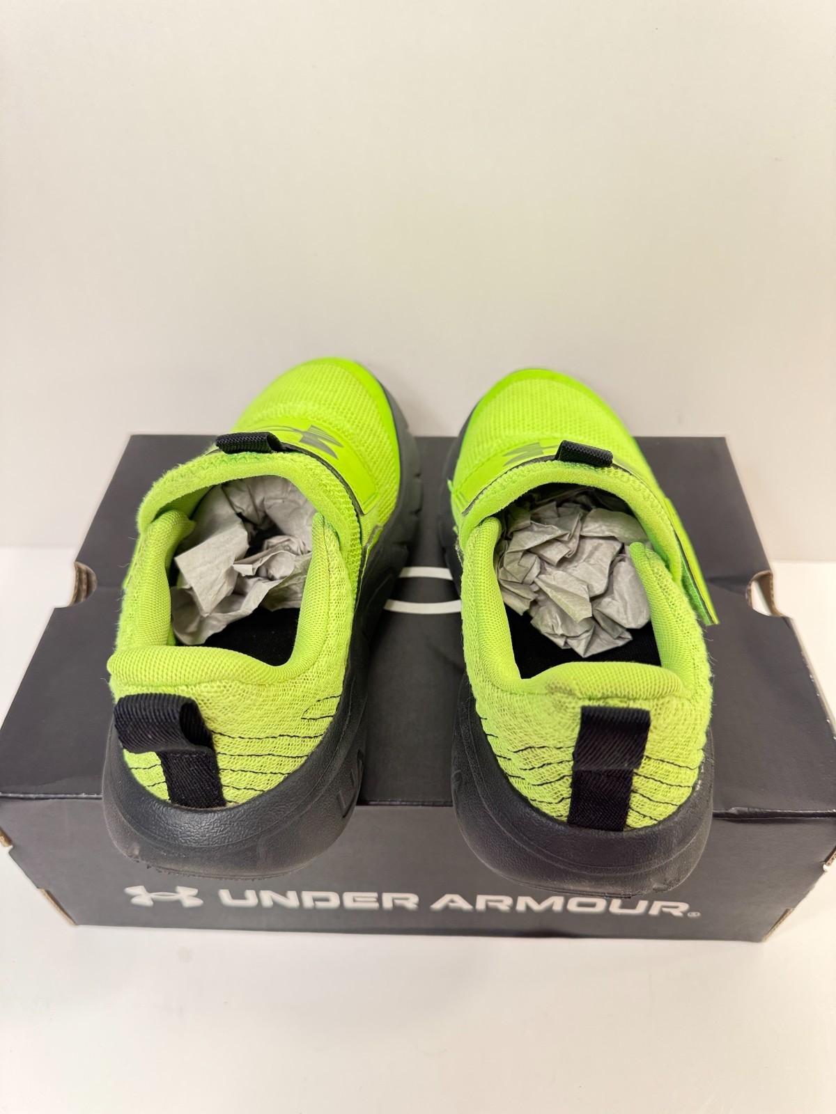 17. Under Armour Boys’ Grade School Flash, (389) Hyper Green/Black, 3.5 Youths