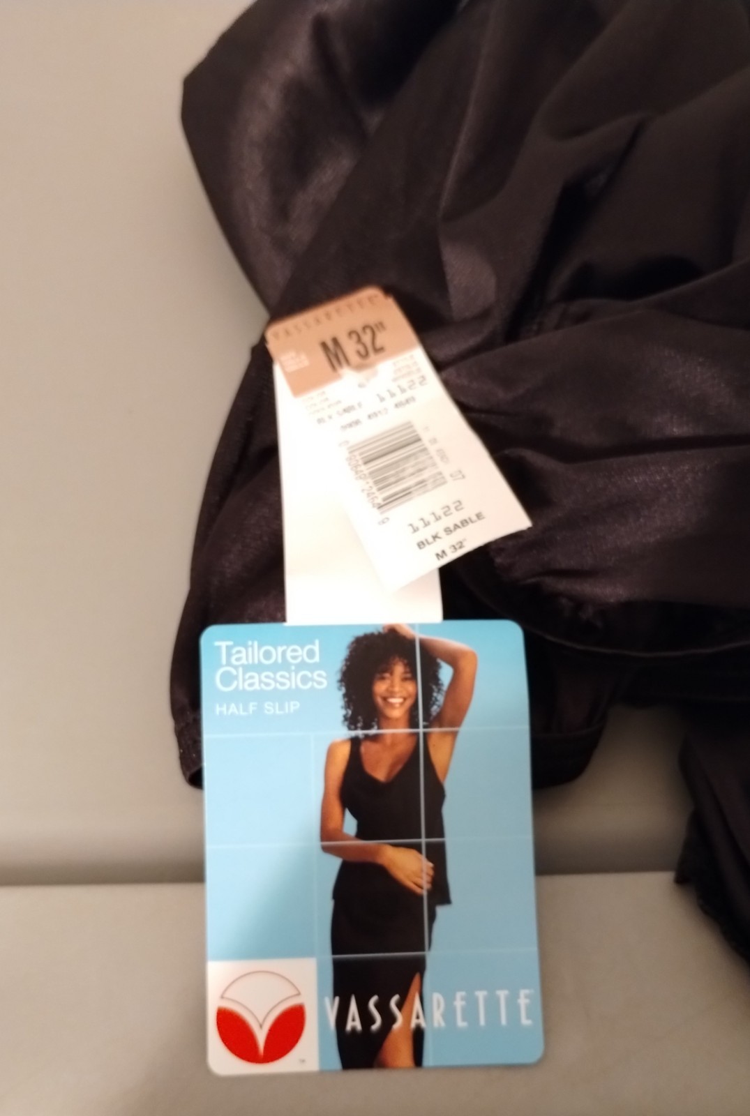 Vintage Half Slip SIZE MEDIUM black nylon 32″ W/ slit VASSARETTE NWT