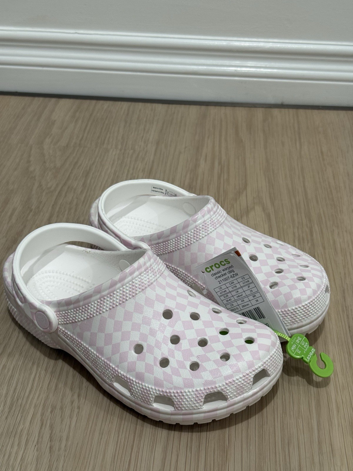 Crocs Warped Checker. Size m7/W9. Unisex Style