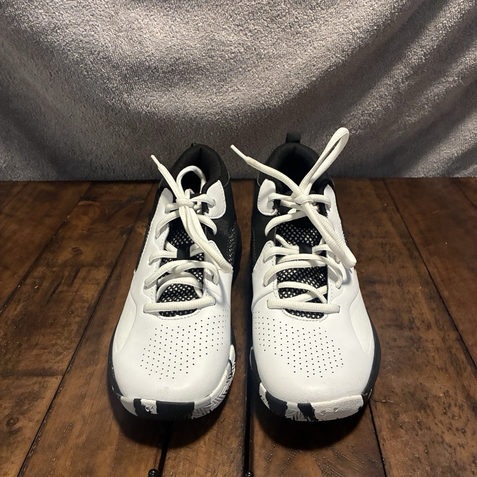 Under Armour Lockdown Basketball Shoe Youth Boy Size 4Y Black White Lace-up