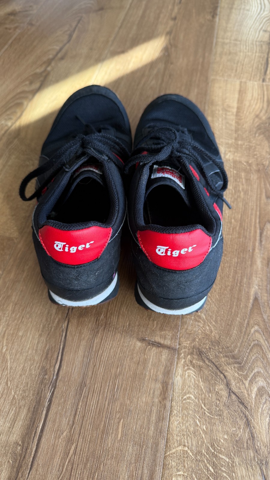 Asics Onitsuka Tiger Black Red HQ21 Shoes Size 11 Good Condition Has Wear