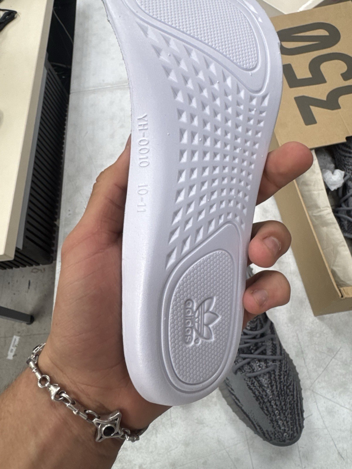 adidas Yeezy Boost 350 V2 Beluga 2.0 Size 11.5 Brand New