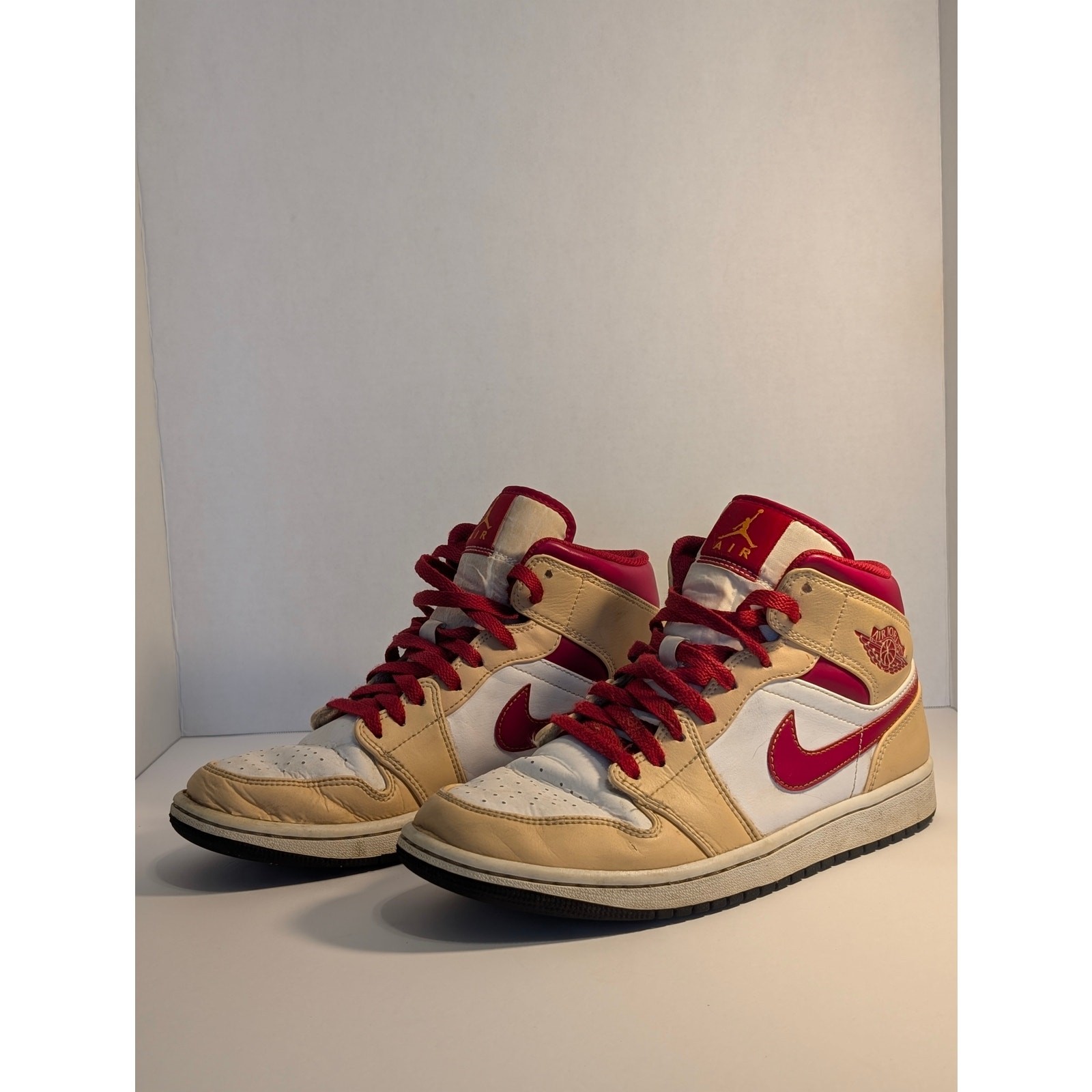 Air Jordan 1 Mid Light Curry Cardinal Red Men’s Size 8.5 White Onyx 554724-201