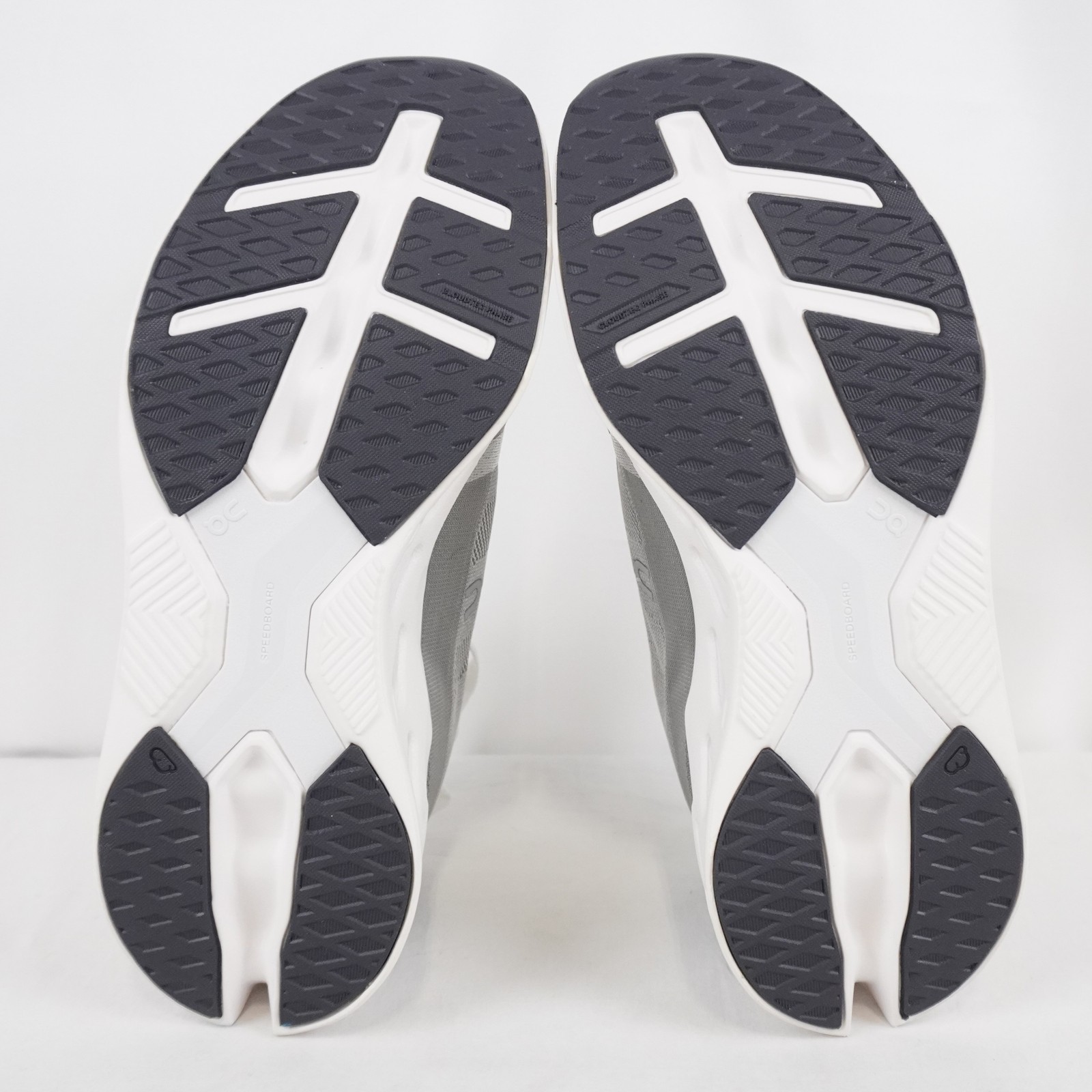 On Cloudeclipse Running Sneakers In Alloy/White – Men’s Size 12 (3MD30092547)