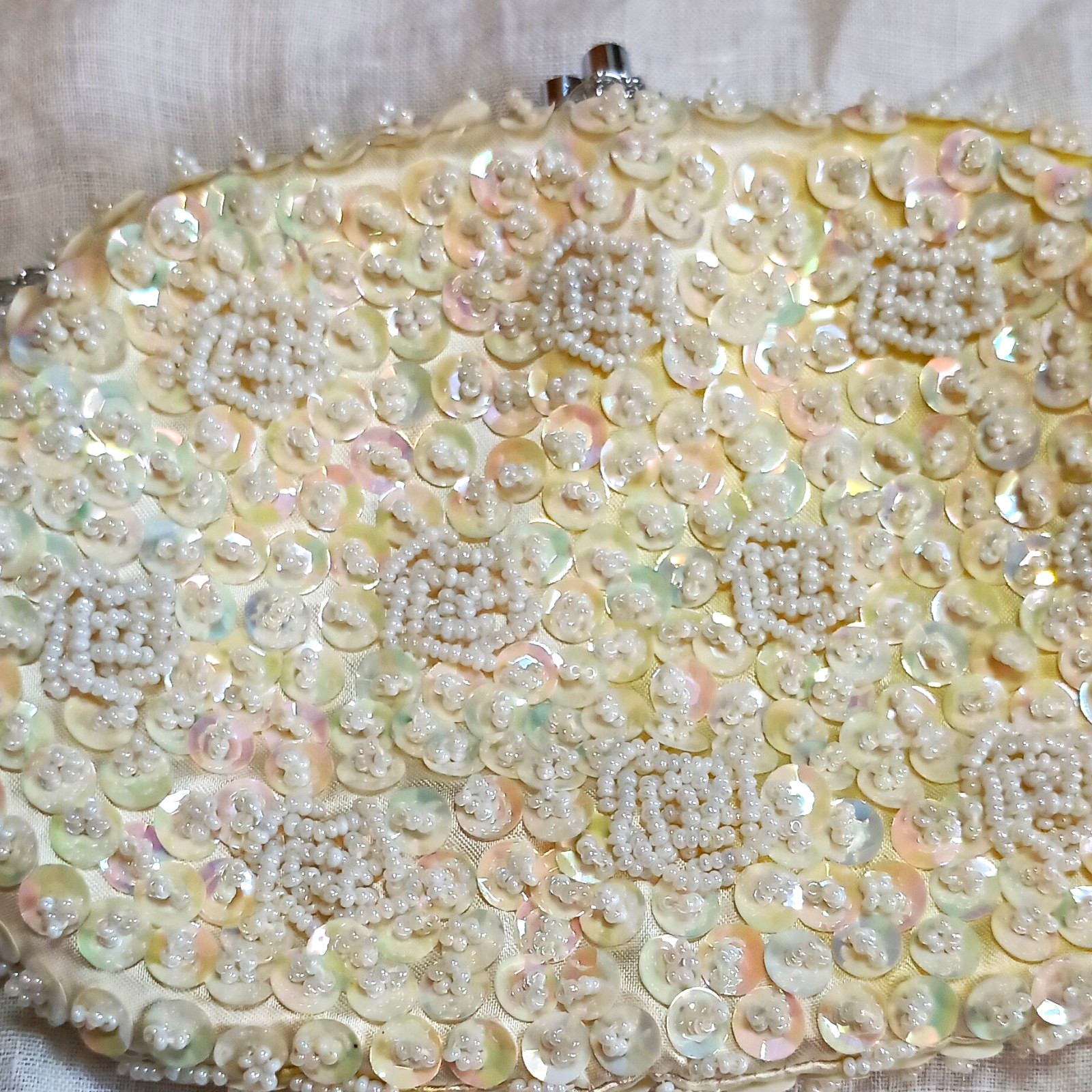 Vintage Floral Beaded Sequin Kiss Lock Clutch w/ Silver Chain Strap, Pockets