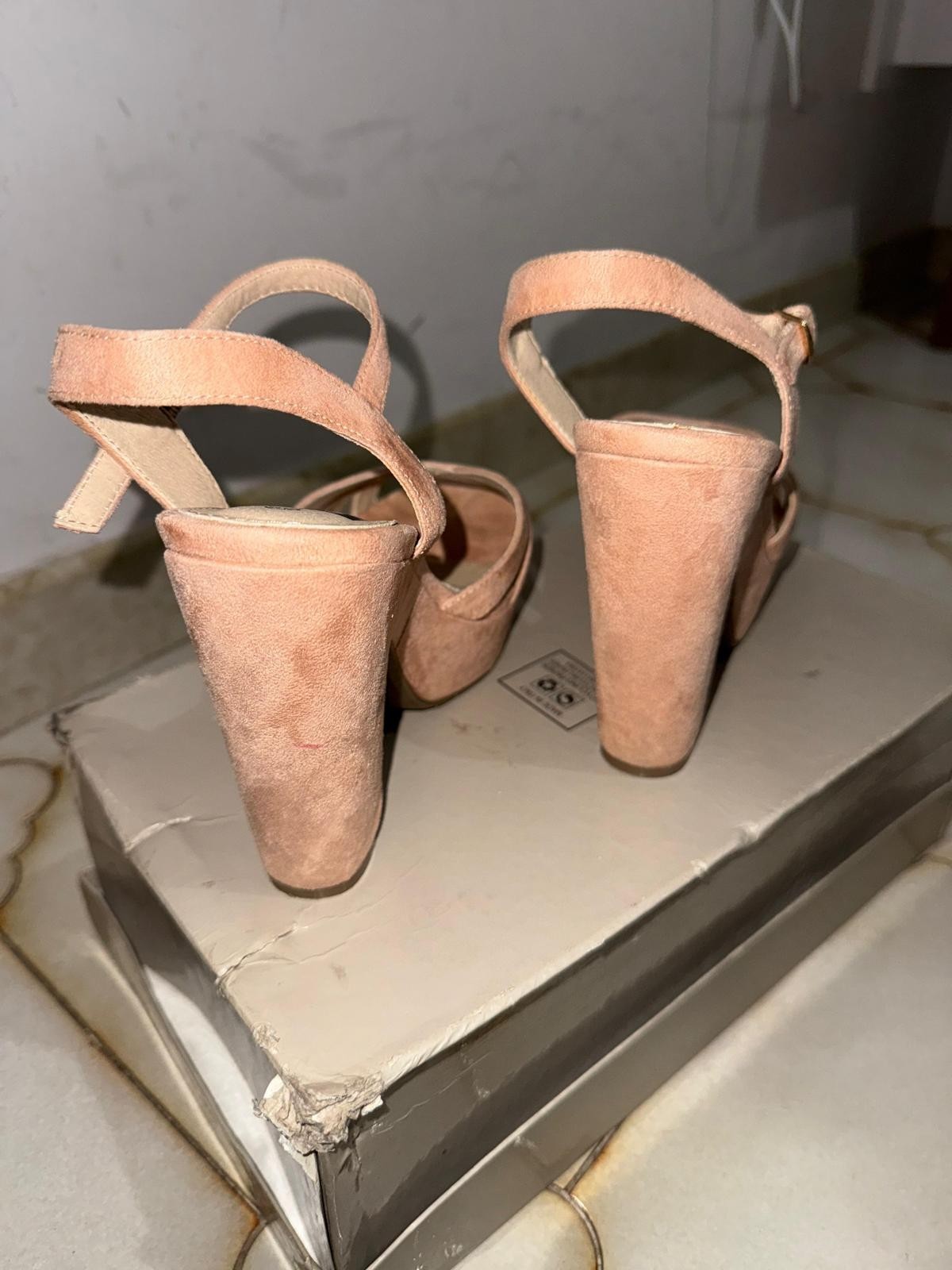 heeled shoes
