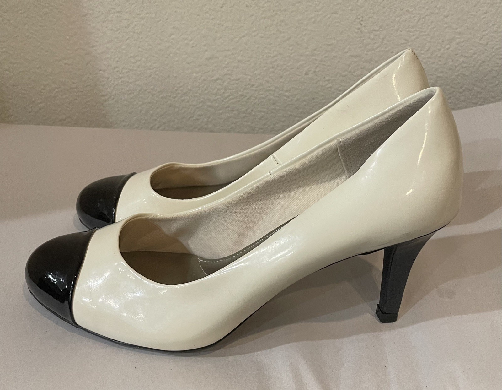 Comfort Plus Predictions Black/White Faux Patent Leather 2.5” Heel Size 7.5W