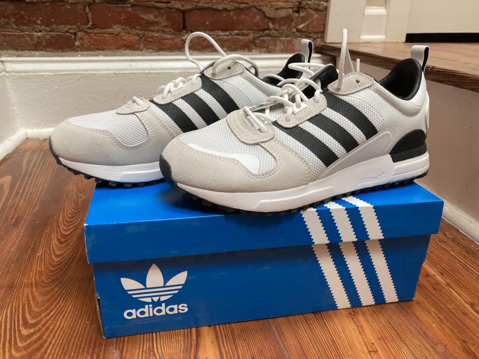 Adidas ZX 700 HD Sneaker, Size US 10 White with Blue Stripes