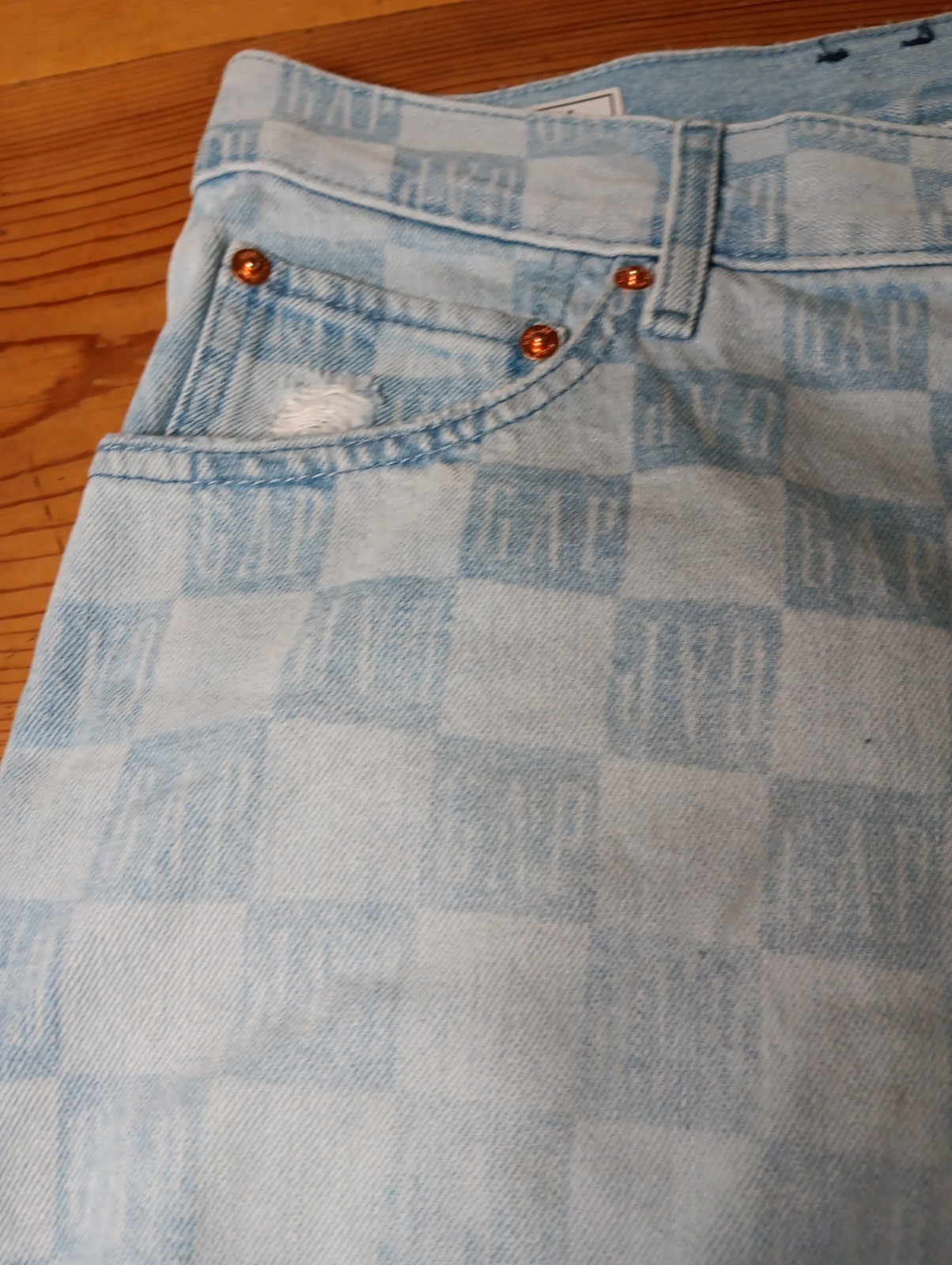 GAP Low Stride Jean Short Women 32 14R All Over Print Logo Lightwash Distressed