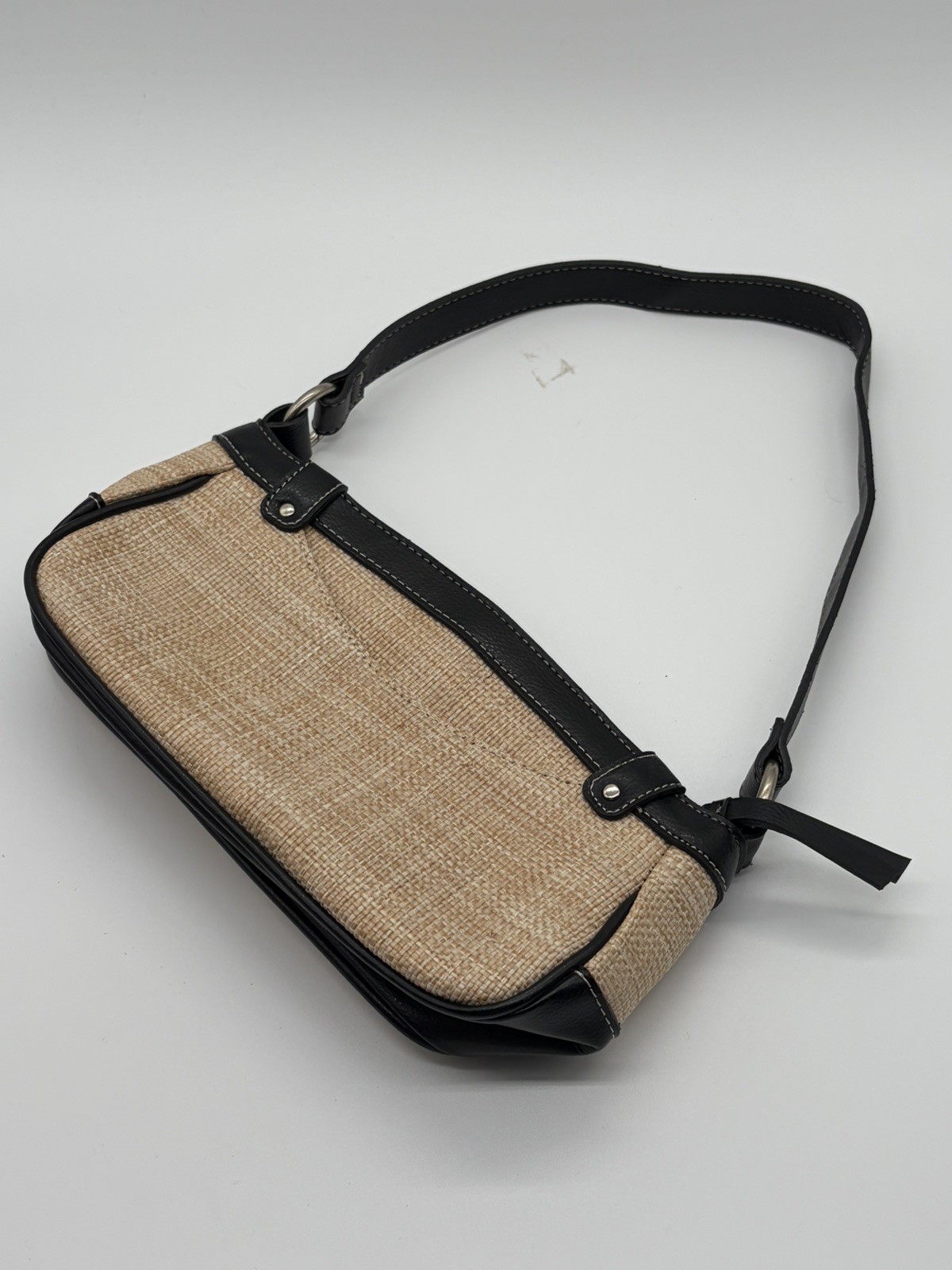 Women’s Woven Straw Shoulder Bag Black Trim Baguette Purse Zip Top Tan